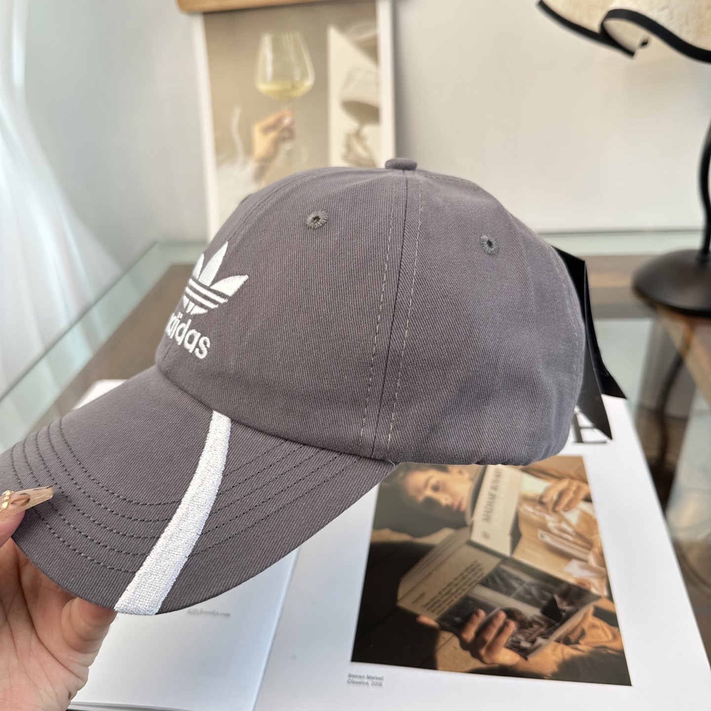 Adidas阿迪达斯高版棒球帽，细节做工都很精致，面料超舒服！百搭款