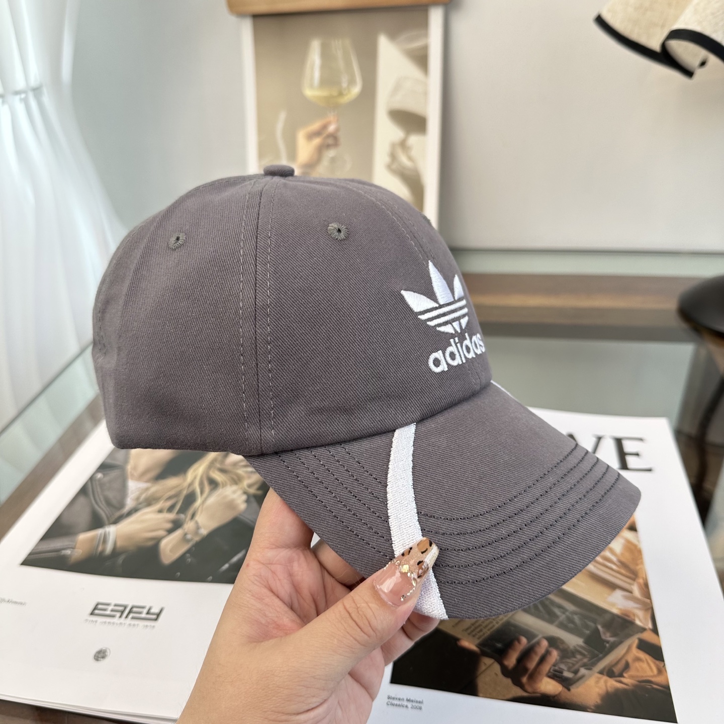 Adidas阿迪达斯高版棒球帽，细节做工都很精致，面料超舒服！百搭款