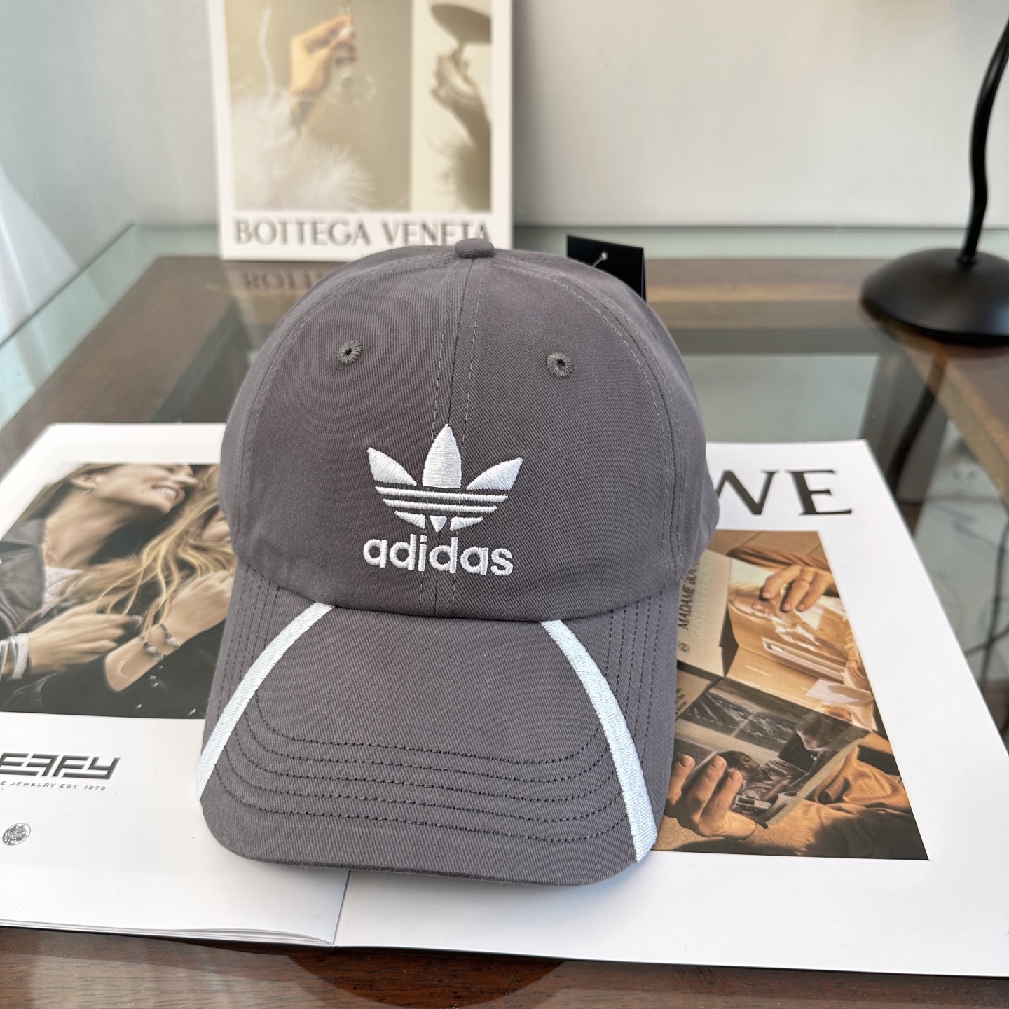 Adidas阿迪达斯高版棒球帽，细节做工都很精致，面料超舒服！百搭款