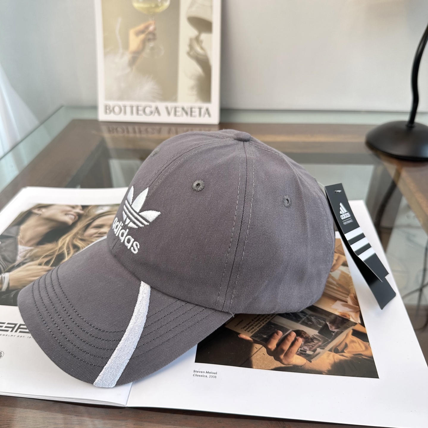 Adidas阿迪达斯高版棒球帽，细节做工都很精致，面料超舒服！百搭款