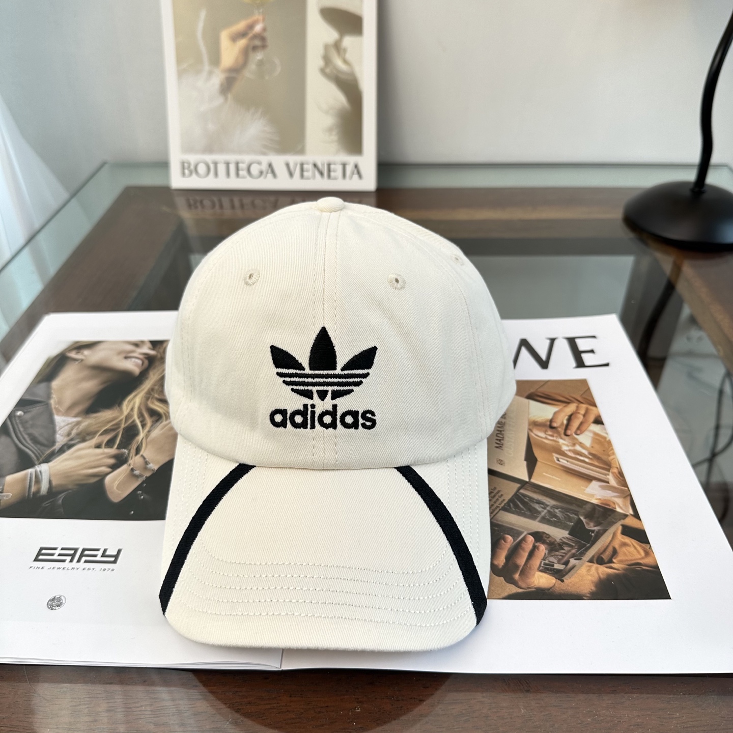 Adidas阿迪达斯高版棒球帽，细节做工都很精致，面料超舒服！百搭款