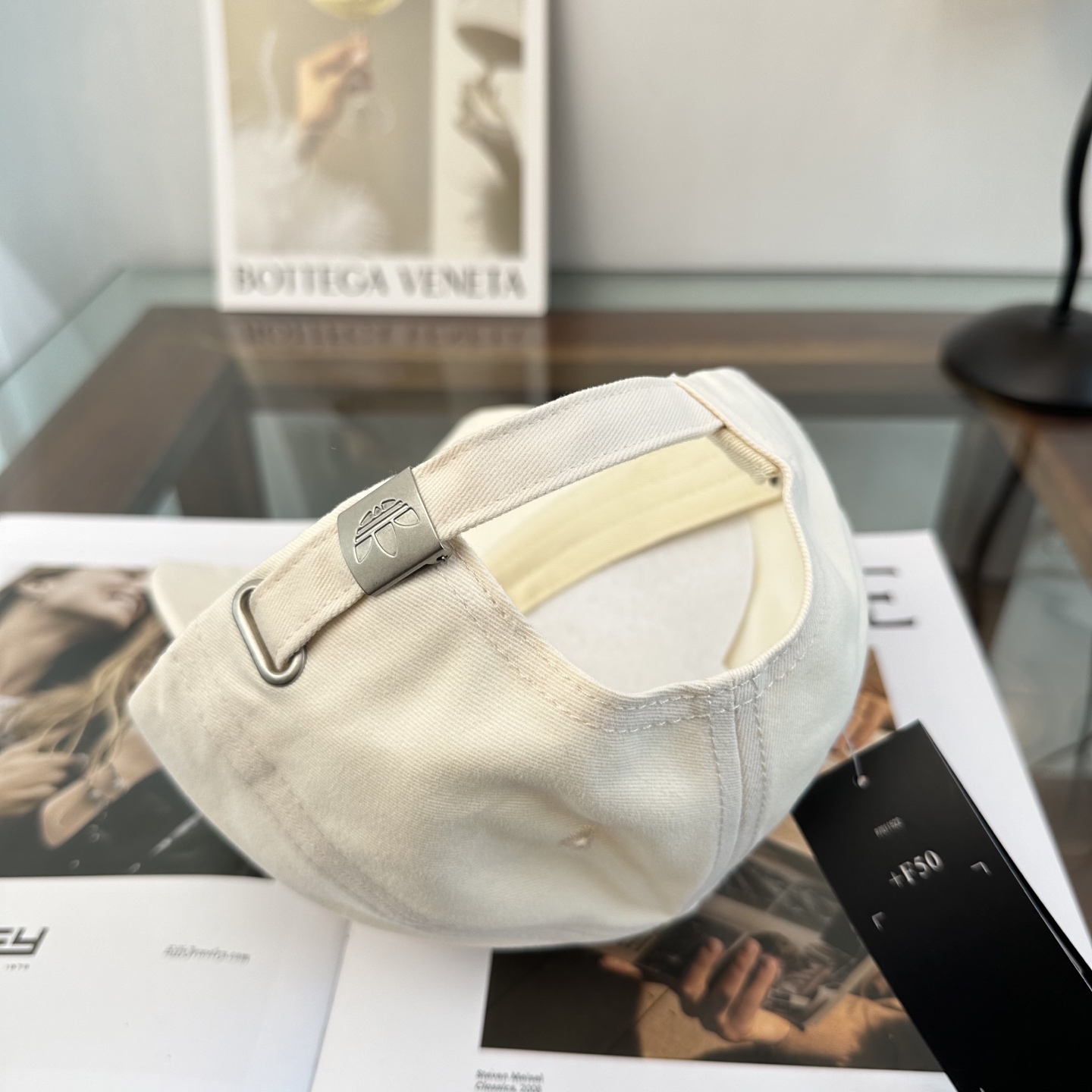 Adidas阿迪达斯高版棒球帽，细节做工都很精致，面料超舒服！百搭款
