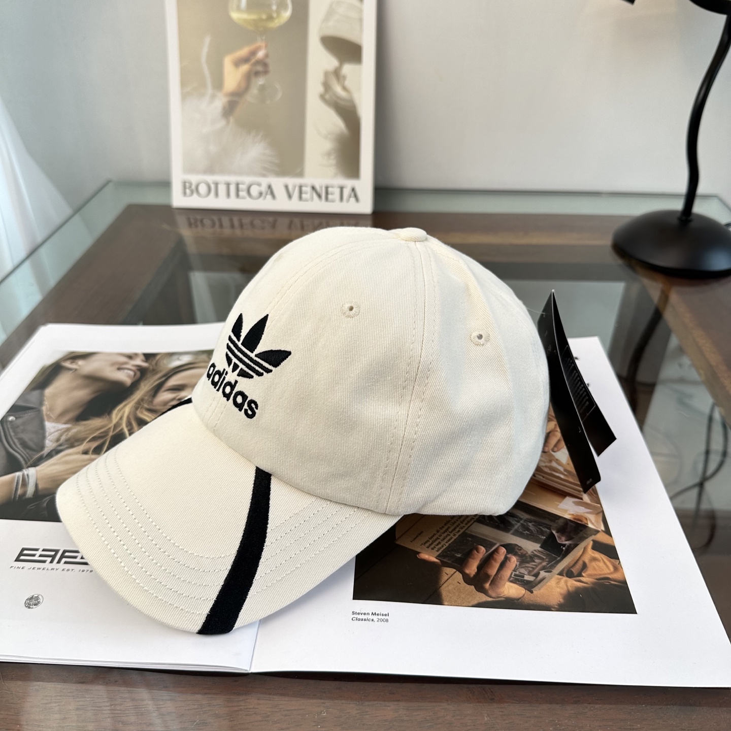 Adidas阿迪达斯高版棒球帽，细节做工都很精致，面料超舒服！百搭款
