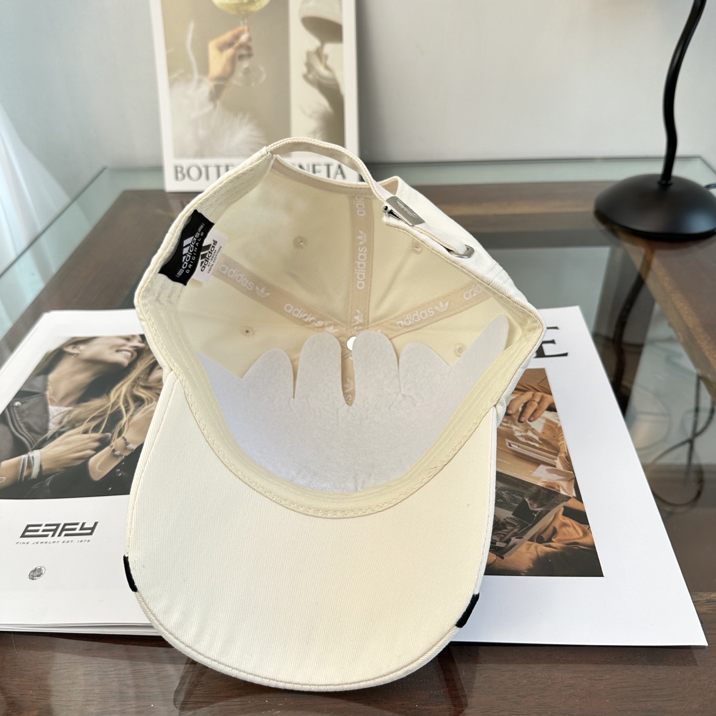 Adidas阿迪达斯高版棒球帽，细节做工都很精致，面料超舒服！百搭款