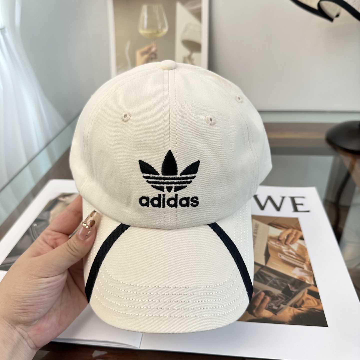 Adidas阿迪达斯高版棒球帽，细节做工都很精致，面料超舒服！百搭款