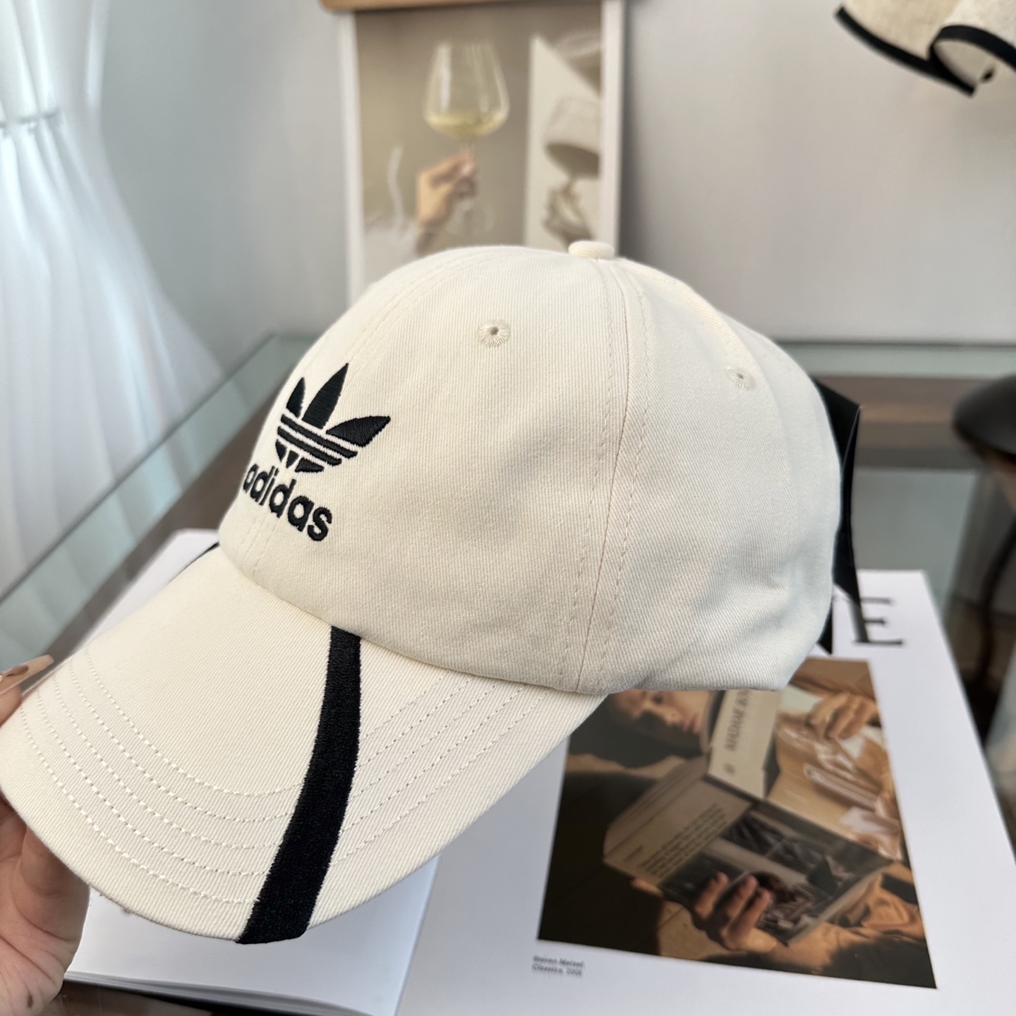 Adidas阿迪达斯高版棒球帽，细节做工都很精致，面料超舒服！百搭款