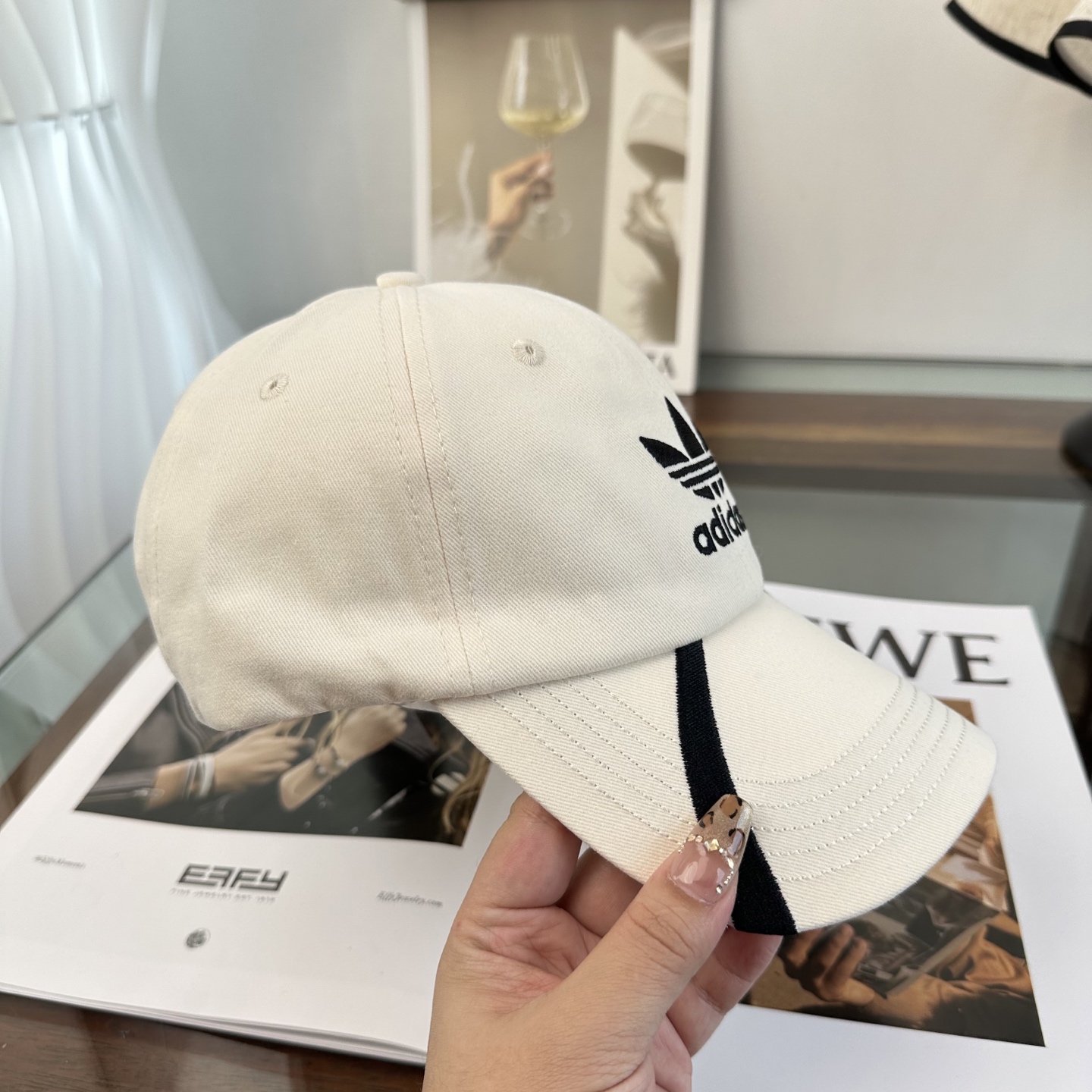 Adidas阿迪达斯高版棒球帽，细节做工都很精致，面料超舒服！百搭款