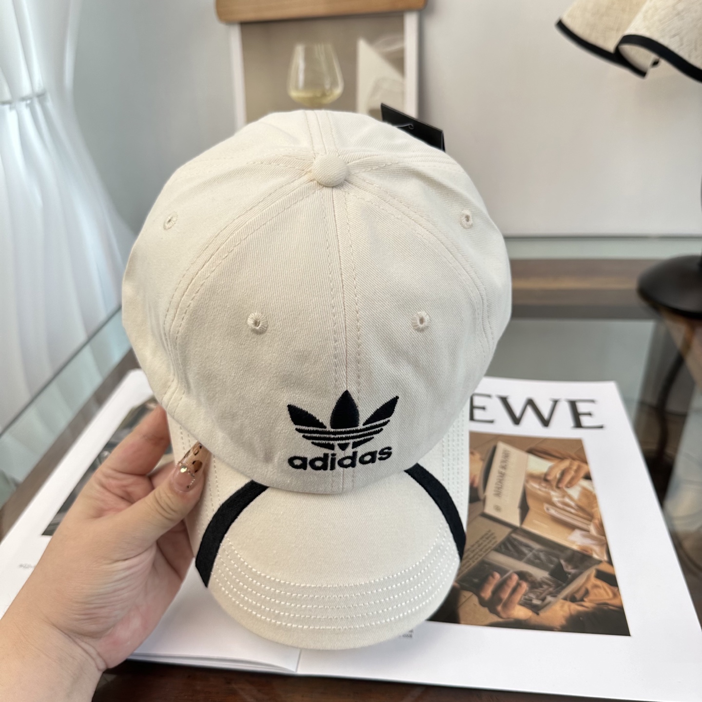Adidas阿迪达斯高版棒球帽，细节做工都很精致，面料超舒服！百搭款