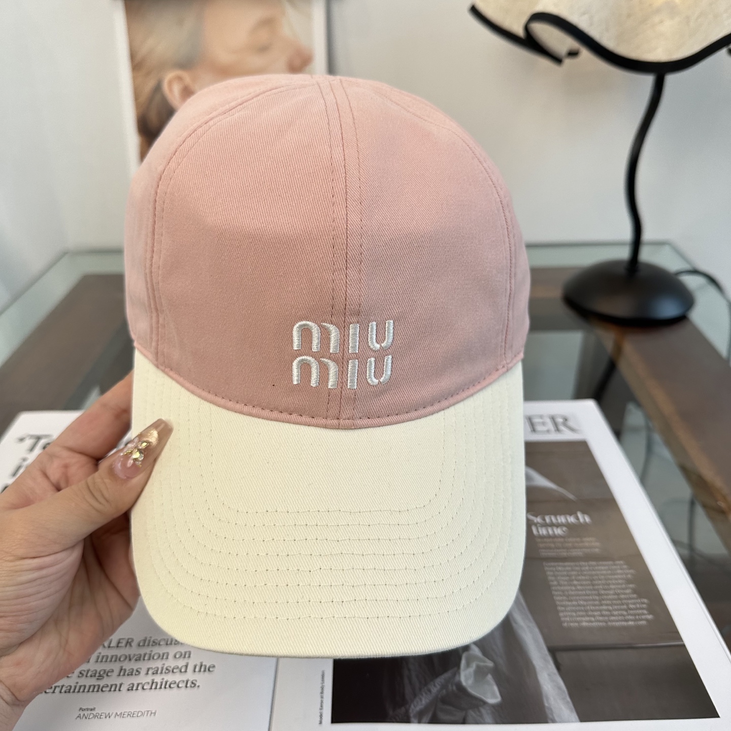 缪缪miumiu 棒球帽 简单休闲风的棒球帽 减龄百搭 适配度很高！简单随性~出街拍照拗造型非常加分~男