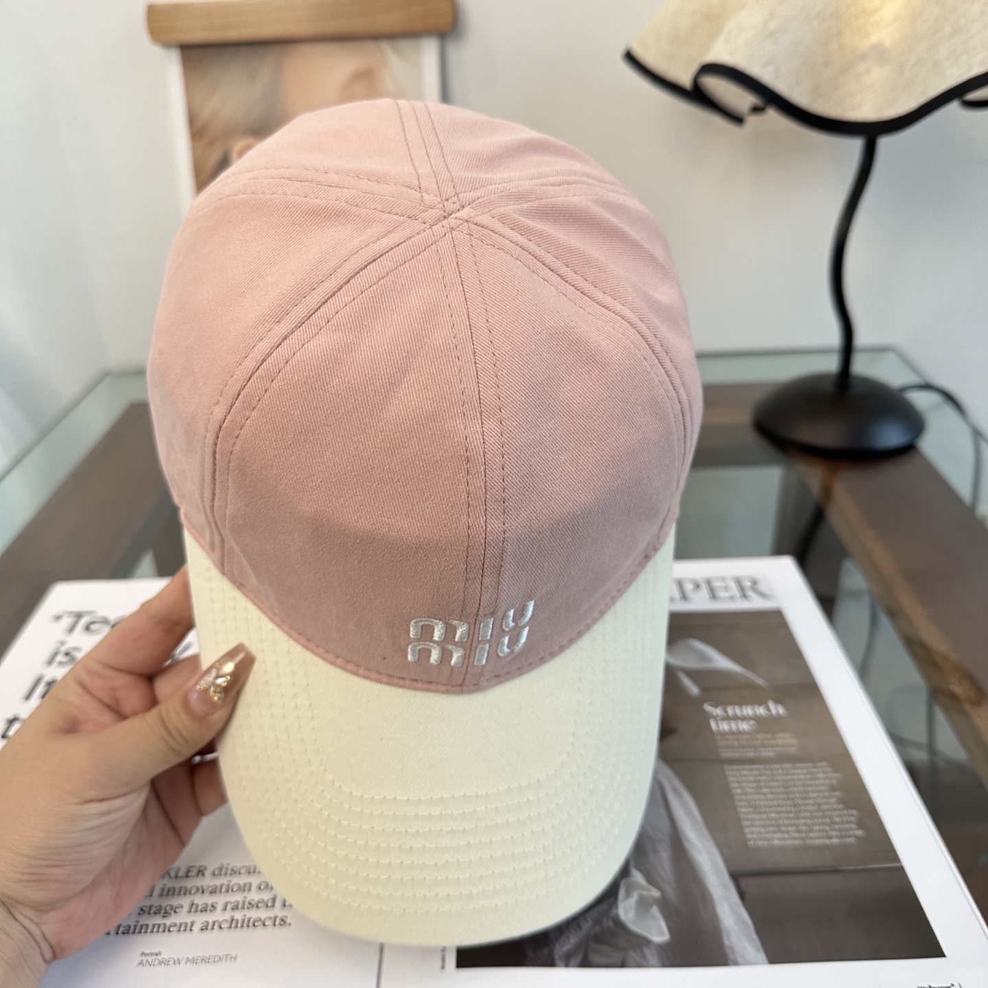 缪缪miumiu 棒球帽 简单休闲风的棒球帽 减龄百搭 适配度很高！简单随性~出街拍照拗造型非常加分~男