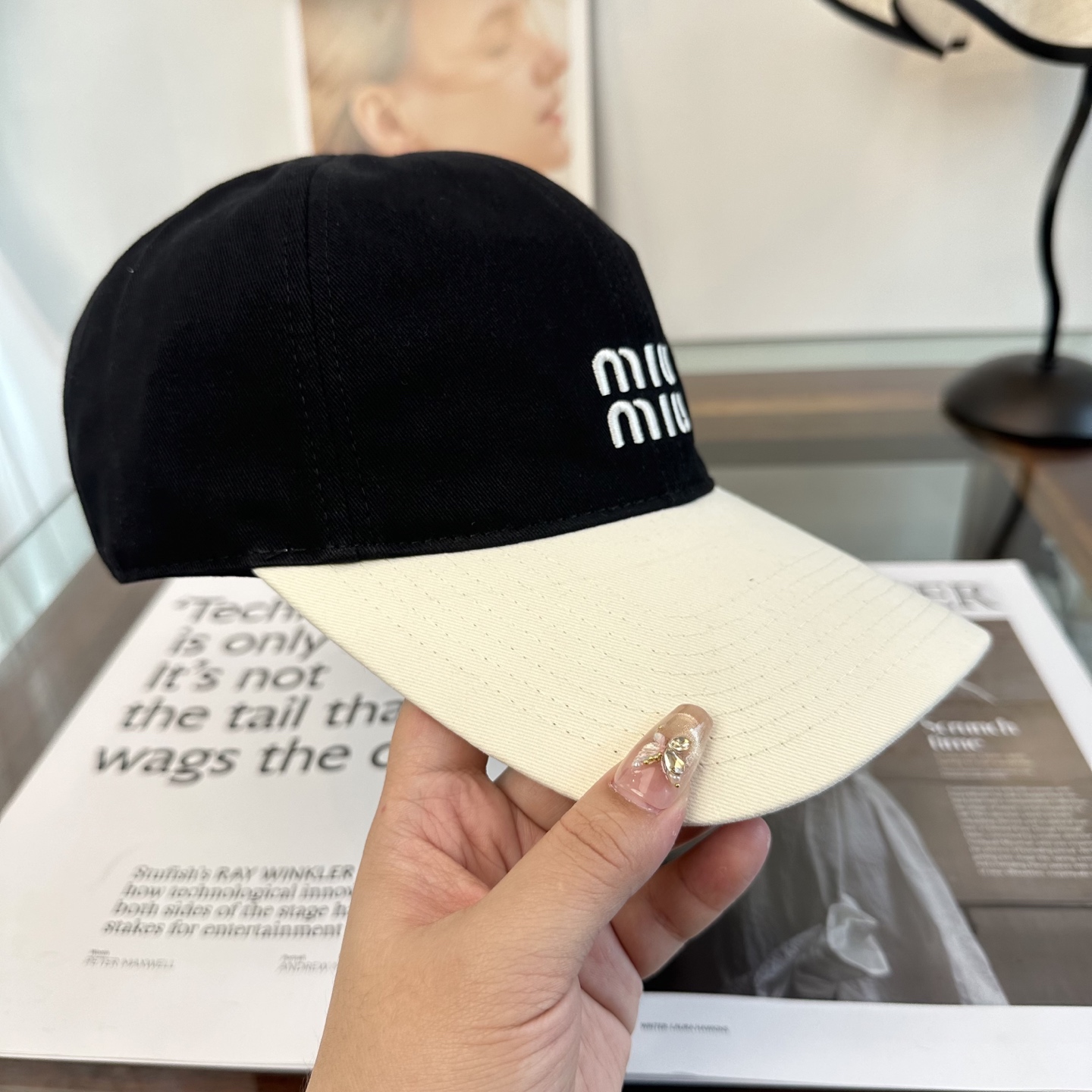 缪缪miumiu 棒球帽 简单休闲风的棒球帽 减龄百搭 适配度很高！简单随性~出街拍照拗造型非常加分~男