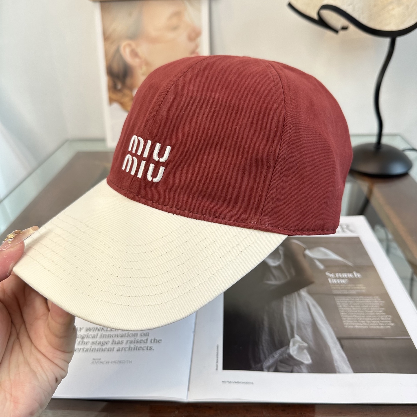 缪缪miumiu 棒球帽 简单休闲风的棒球帽 减龄百搭 适配度很高！简单随性~出街拍照拗造型非常加分~男