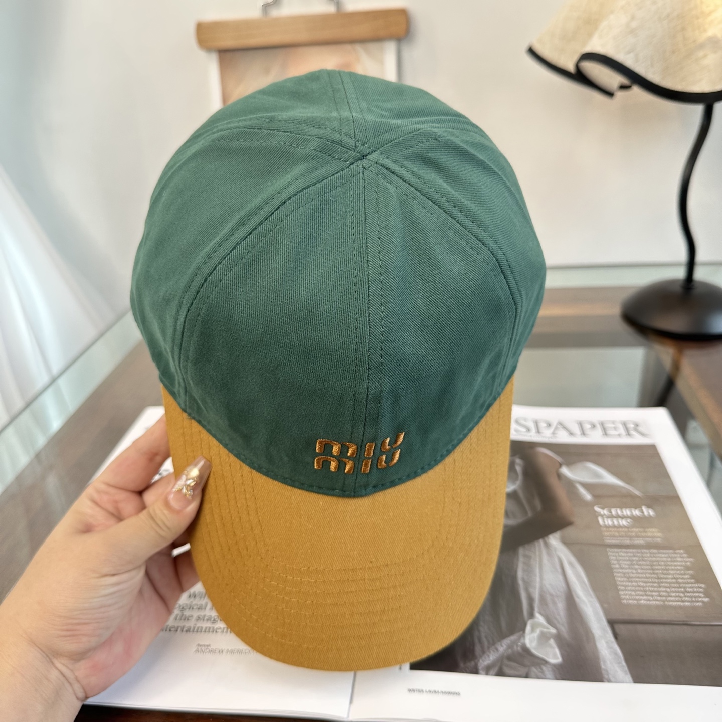 缪缪miumiu 棒球帽 简单休闲风的棒球帽 减龄百搭 适配度很高！简单随性~出街拍照拗造型非常加分~男