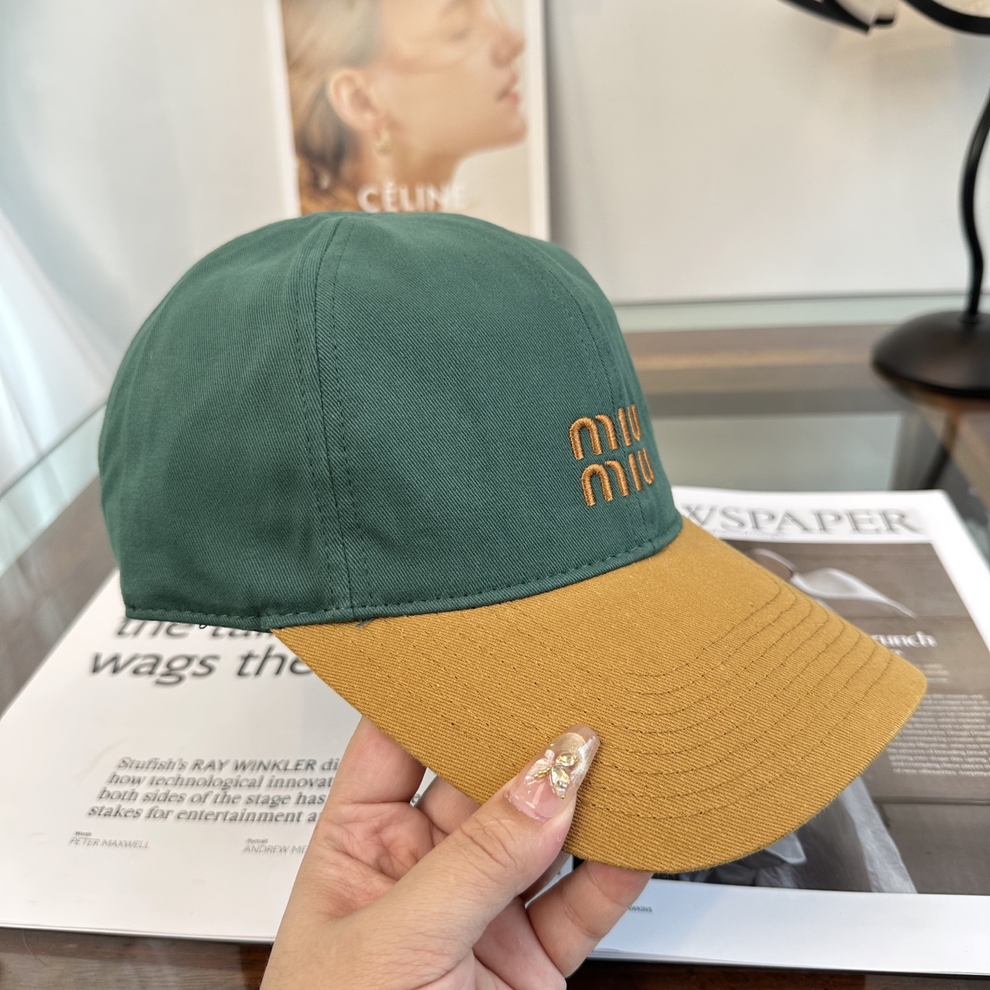 缪缪miumiu 棒球帽 简单休闲风的棒球帽 减龄百搭 适配度很高！简单随性~出街拍照拗造型非常加分~男