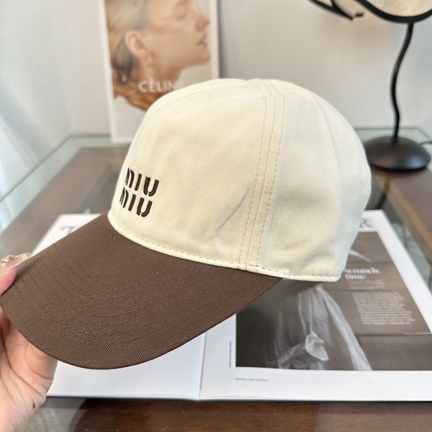 缪缪miumiu 棒球帽 简单休闲风的棒球帽 减龄百搭 适配度很高！简单随性~出街拍照拗造型非常加分~男