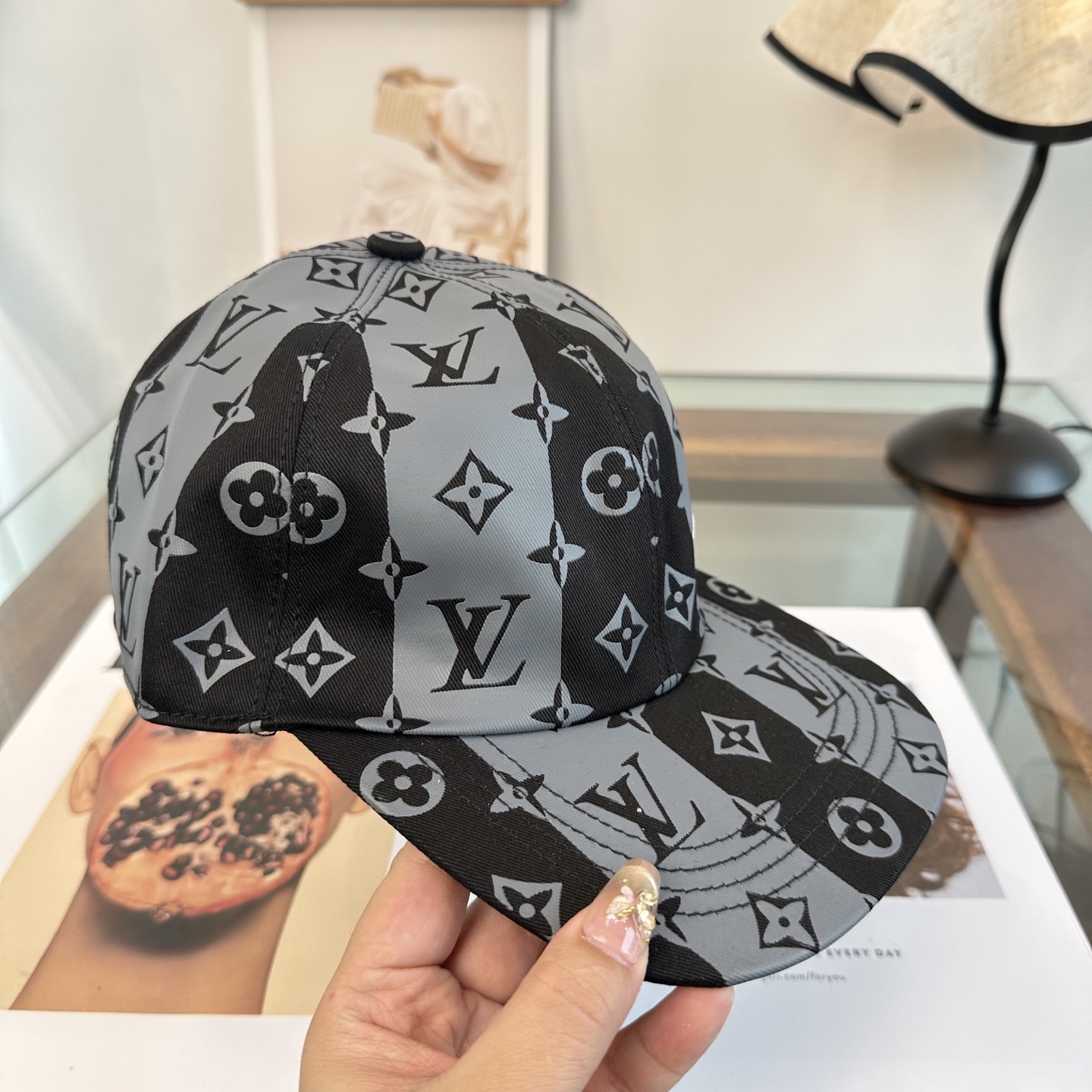 🧢路易威登棒球帽 LouisVuitton😍新款LV棒球帽，重工打造♥️高端大气，百搭款🤗男女通用！