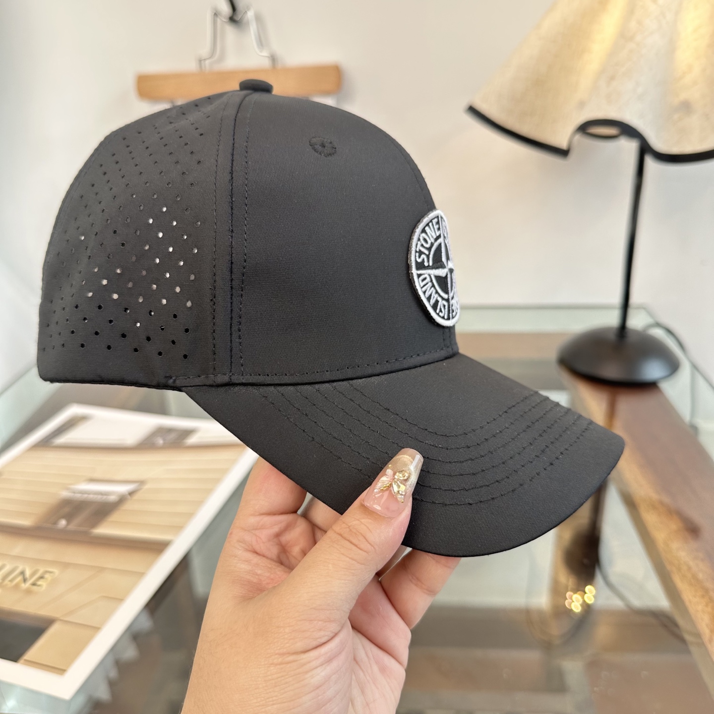 潮牌棒球帽 简单休闲风的棒球帽 减龄百搭 适配度很高！简单随性~出街拍照拗造型非常加分~男女同款 随意搭