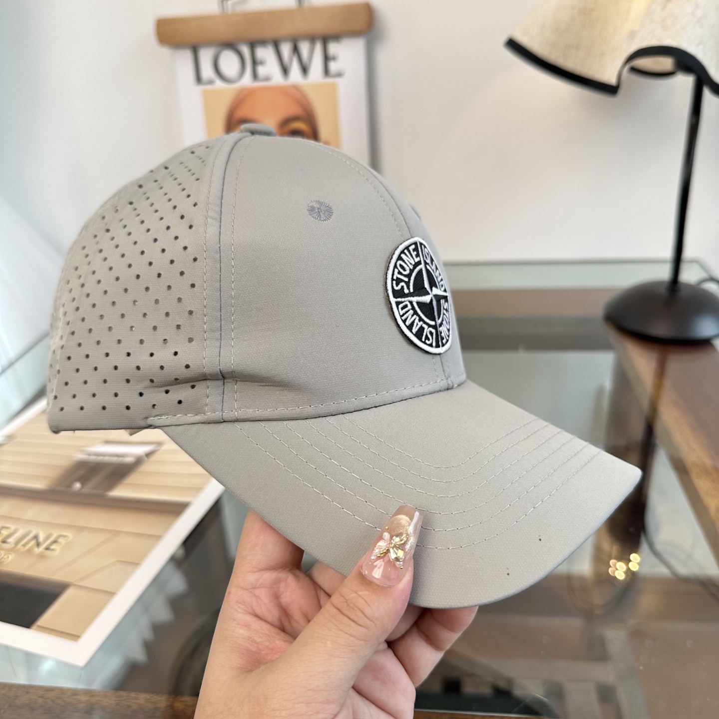 潮牌棒球帽 简单休闲风的棒球帽 减龄百搭 适配度很高！简单随性~出街拍照拗造型非常加分~男女同款 随意搭