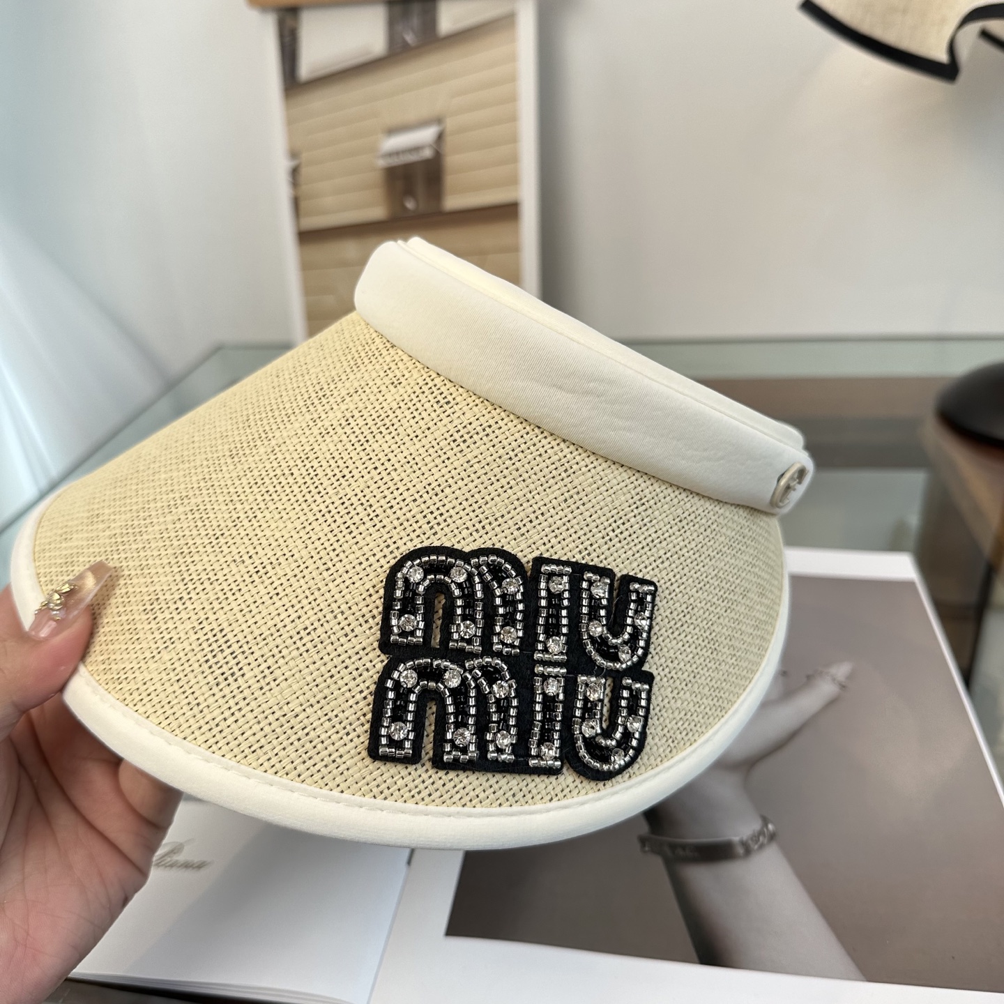 miumiu缪缪2026春夏新款空顶帽，超甜超乖的小空顶🔝，细节和质感都拿捏得很完美！缤纷整个夏天