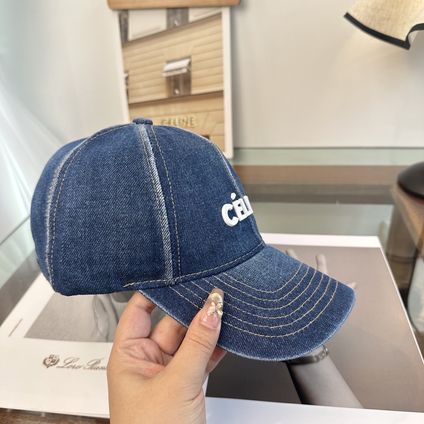爆款CELINE（赛琳）简约明星同款最新棒球帽，时尚潮流，高端做工！每一个帽子都是用心之作！非一般的品质