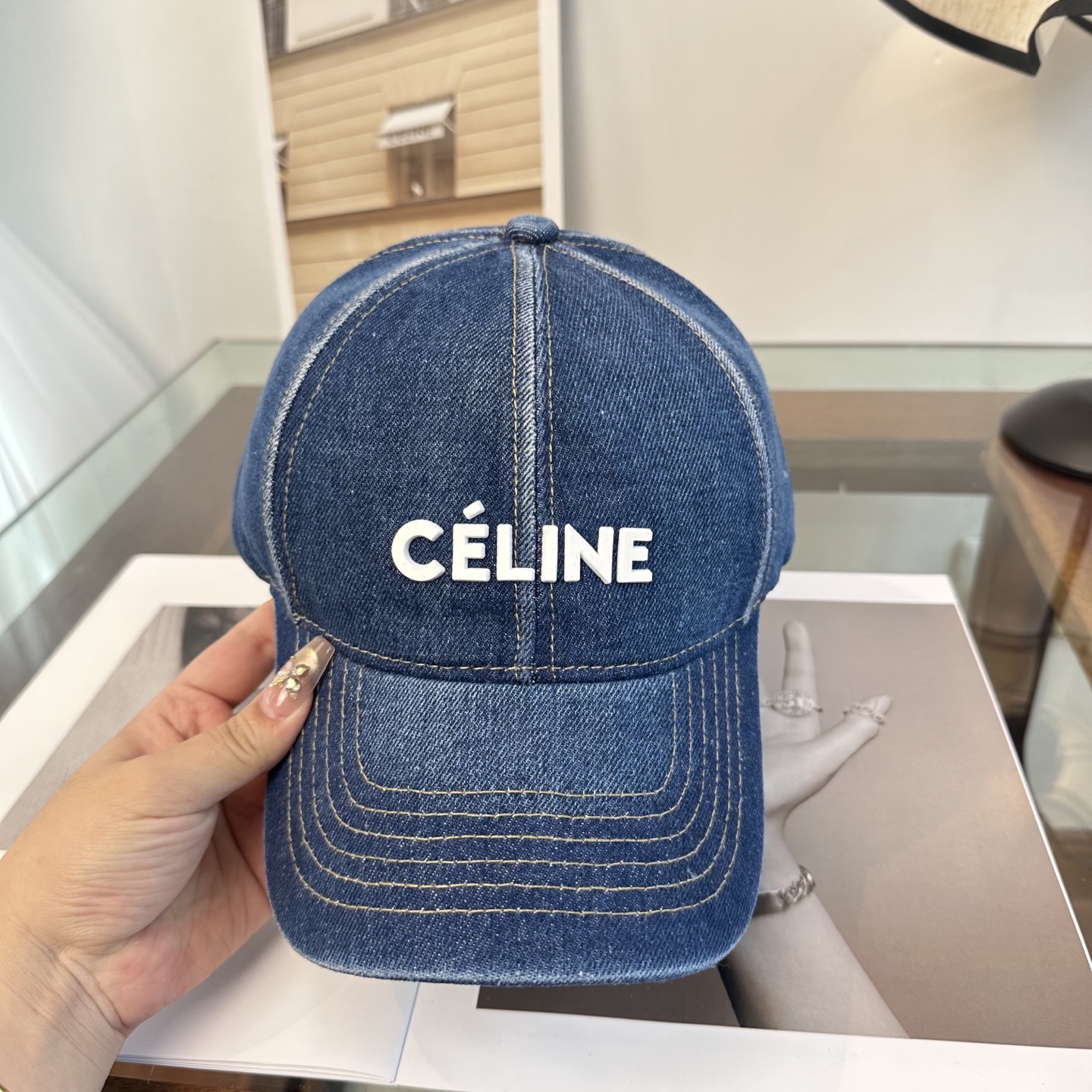 爆款CELINE（赛琳）简约明星同款最新棒球帽，时尚潮流，高端做工！每一个帽子都是用心之作！非一般的品质