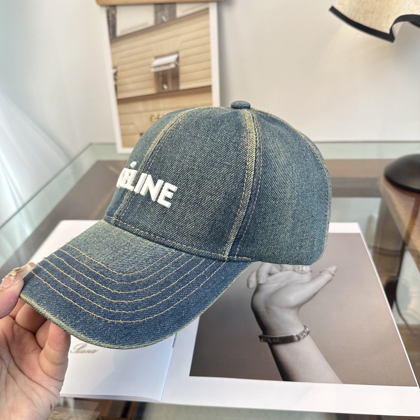 爆款CELINE（赛琳）简约明星同款最新棒球帽，时尚潮流，高端做工！每一个帽子都是用心之作！非一般的品质