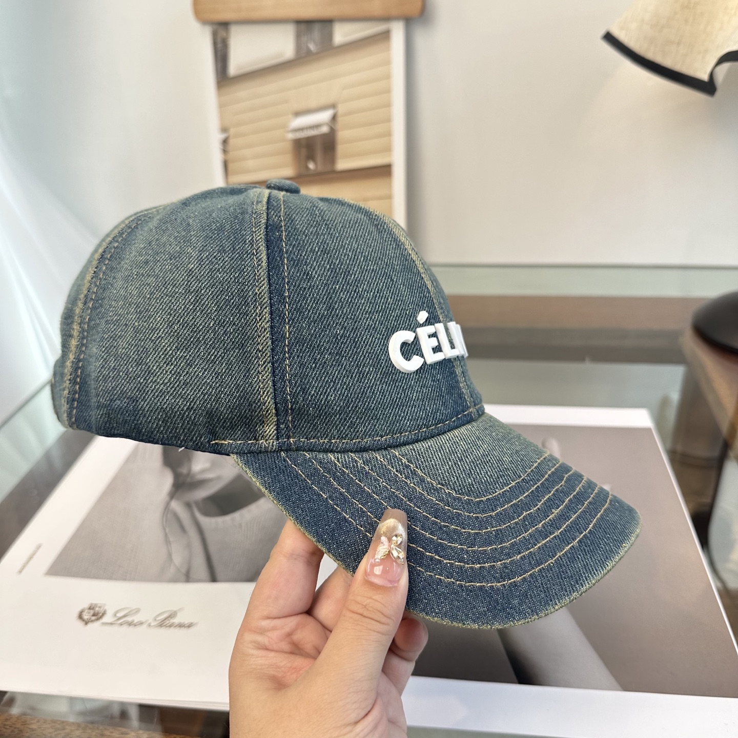 爆款CELINE（赛琳）简约明星同款最新棒球帽，时尚潮流，高端做工！每一个帽子都是用心之作！非一般的品质