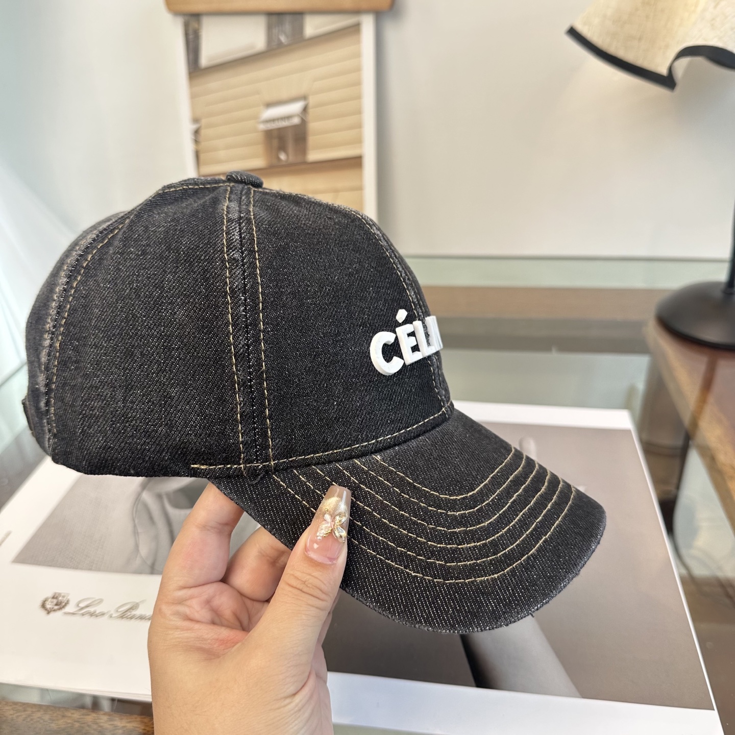爆款CELINE（赛琳）简约明星同款最新棒球帽，时尚潮流，高端做工！每一个帽子都是用心之作！非一般的品质