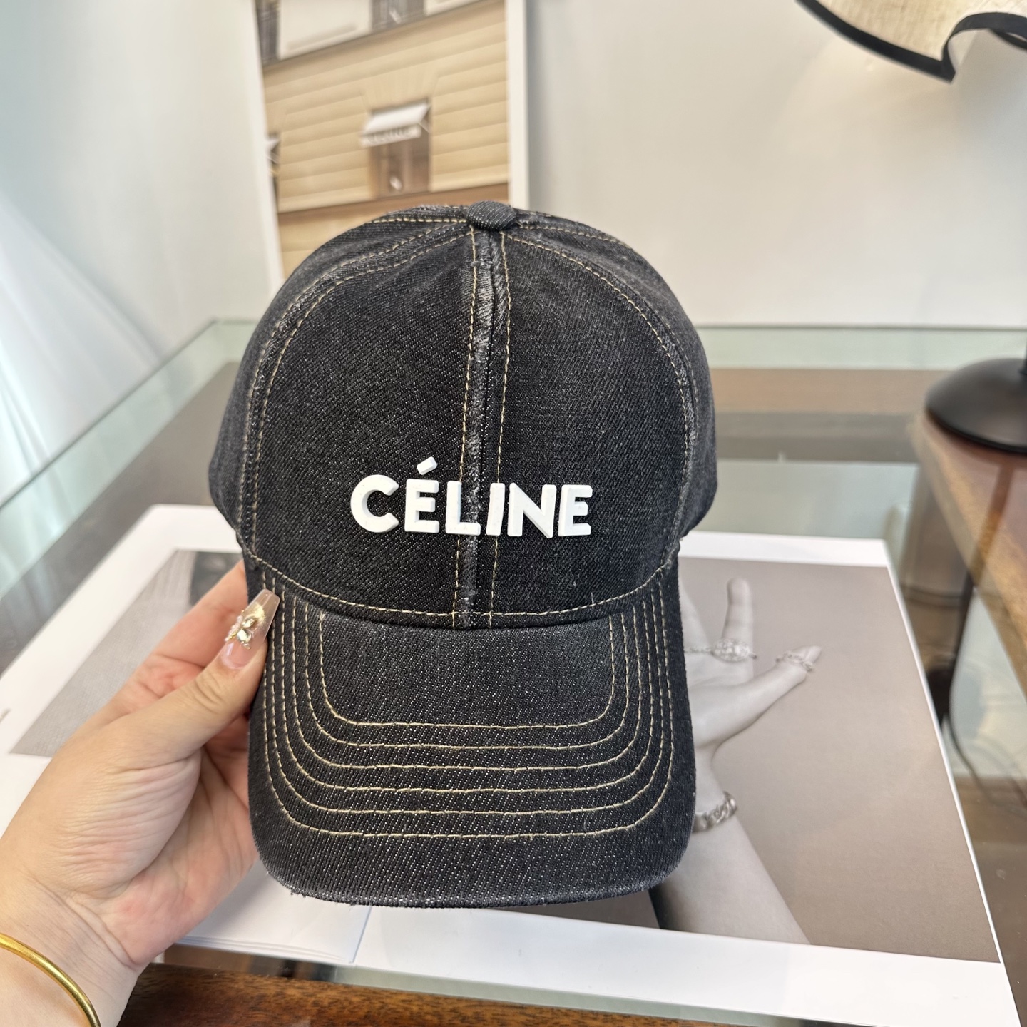 爆款CELINE（赛琳）简约明星同款最新棒球帽，时尚潮流，高端做工！每一个帽子都是用心之作！非一般的品质