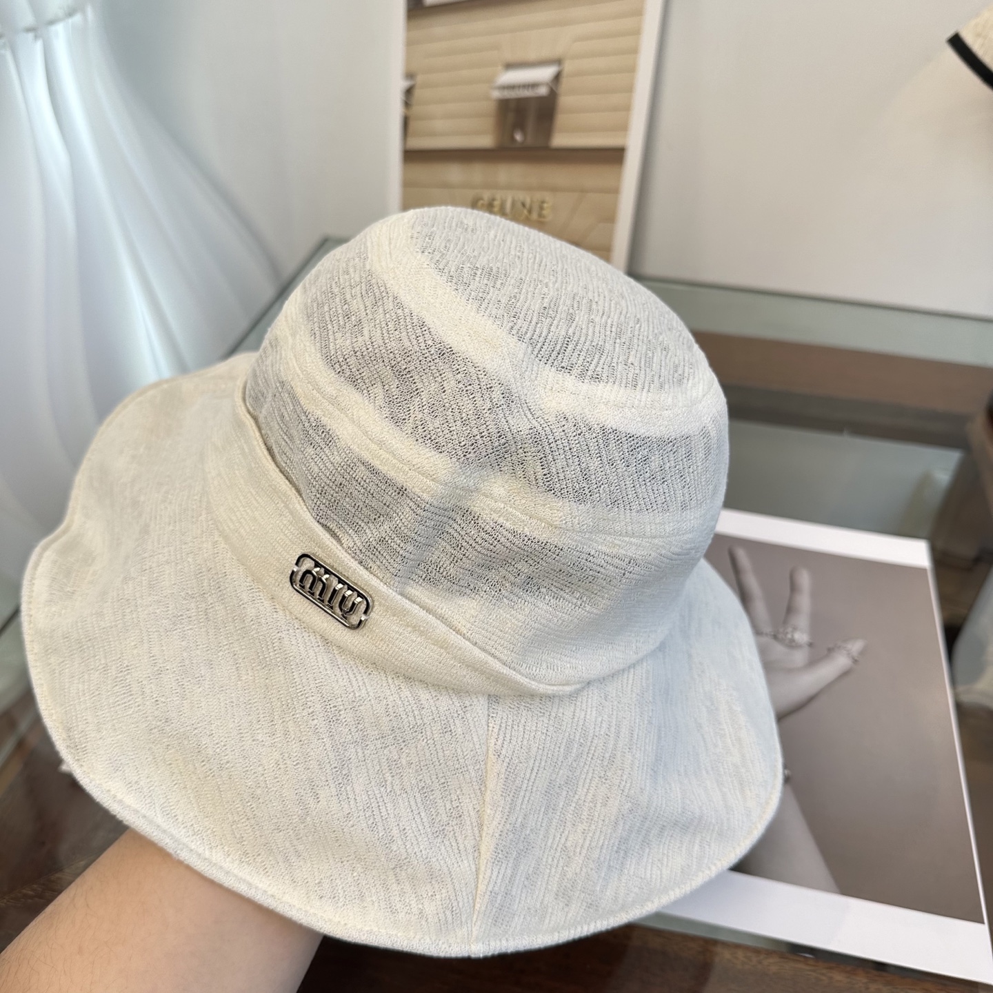 Miu Miu 缪缪miumiu 渔夫帽 让兼顾 和遮阳的简约出游拍照 拗造型 敲显脸小