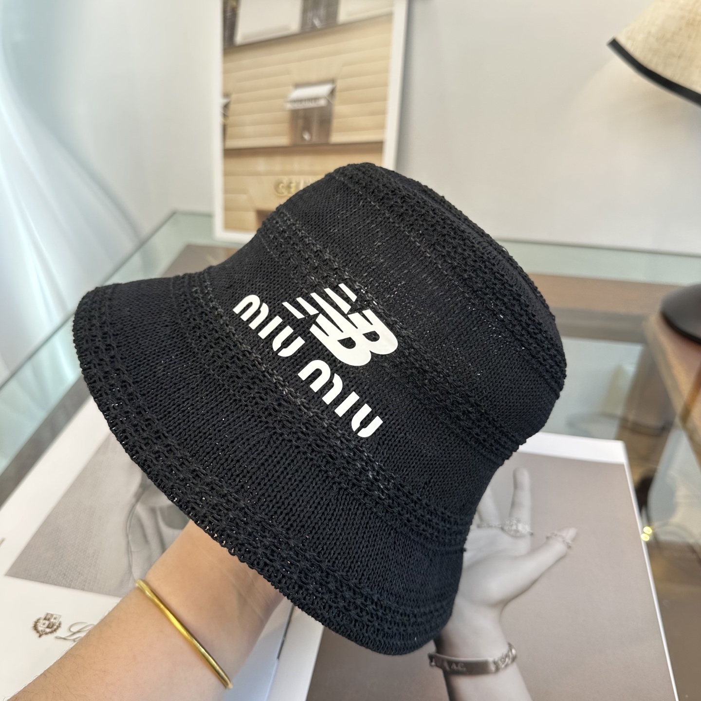 缪缪miumiu渔夫帽 让兼顾时尚和遮阳的简约桶帽出游拍照📷拗造型必备敲显脸小
