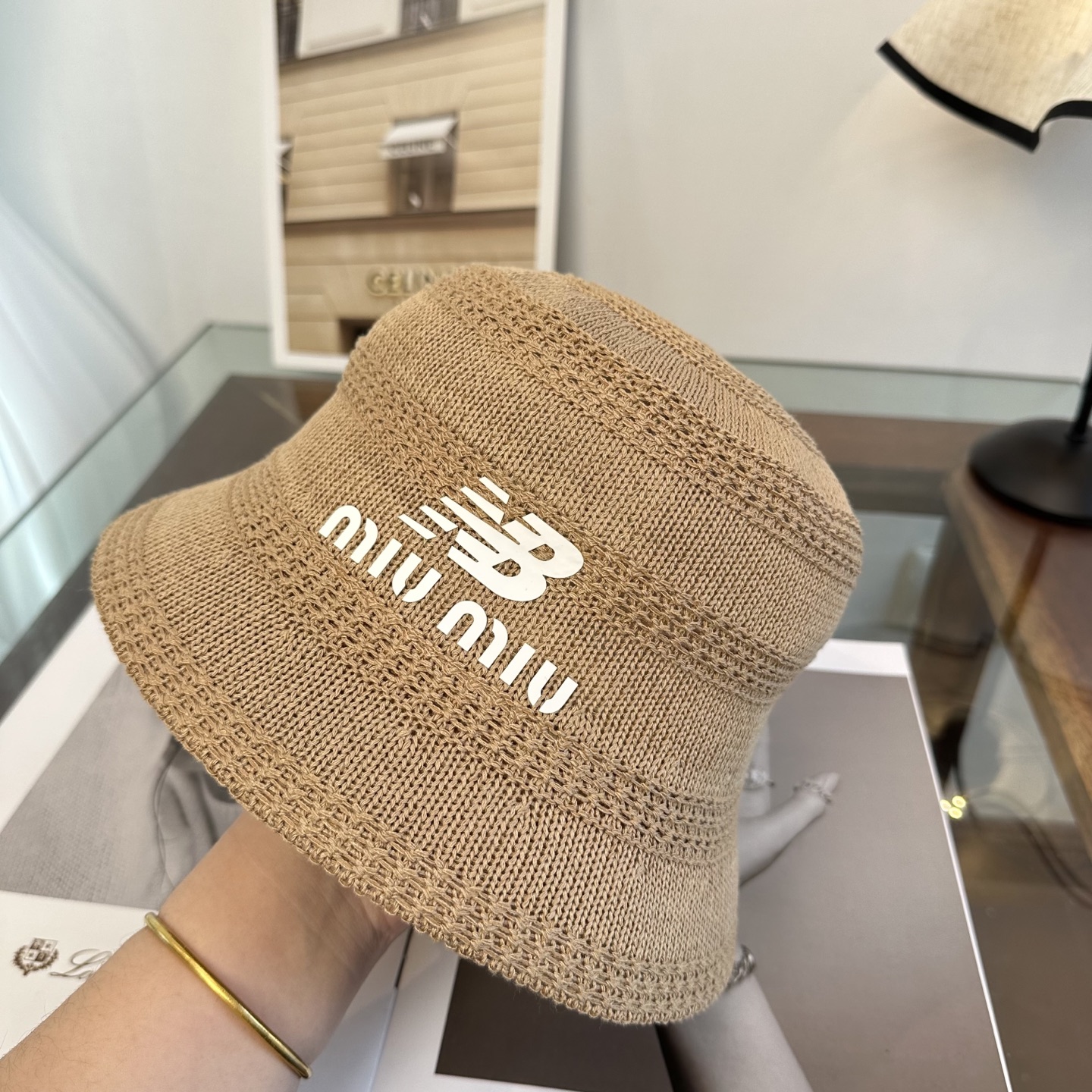 缪缪miumiu渔夫帽 让兼顾时尚和遮阳的简约桶帽出游拍照📷拗造型必备敲显脸小