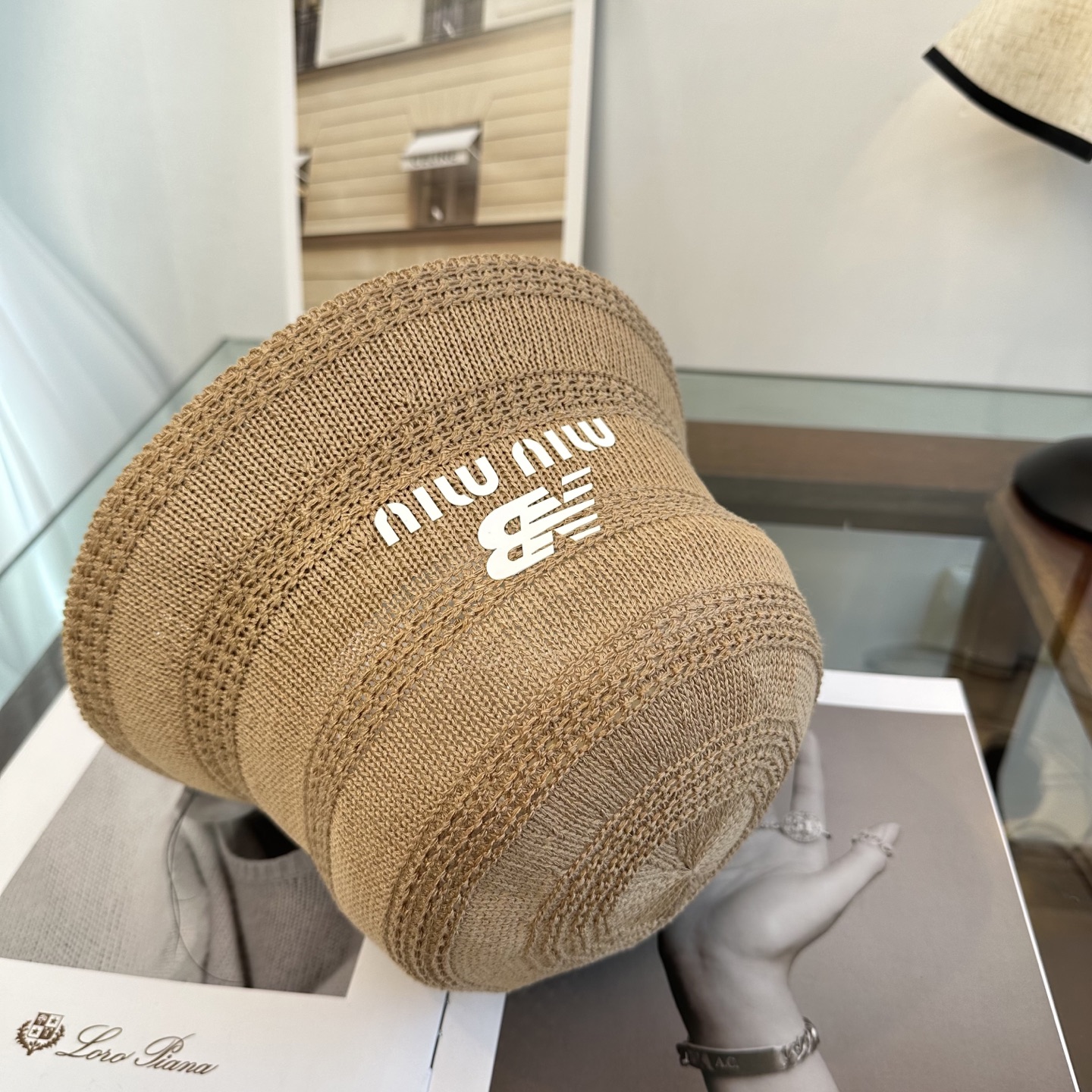 缪缪miumiu渔夫帽 让兼顾时尚和遮阳的简约桶帽出游拍照📷拗造型必备敲显脸小