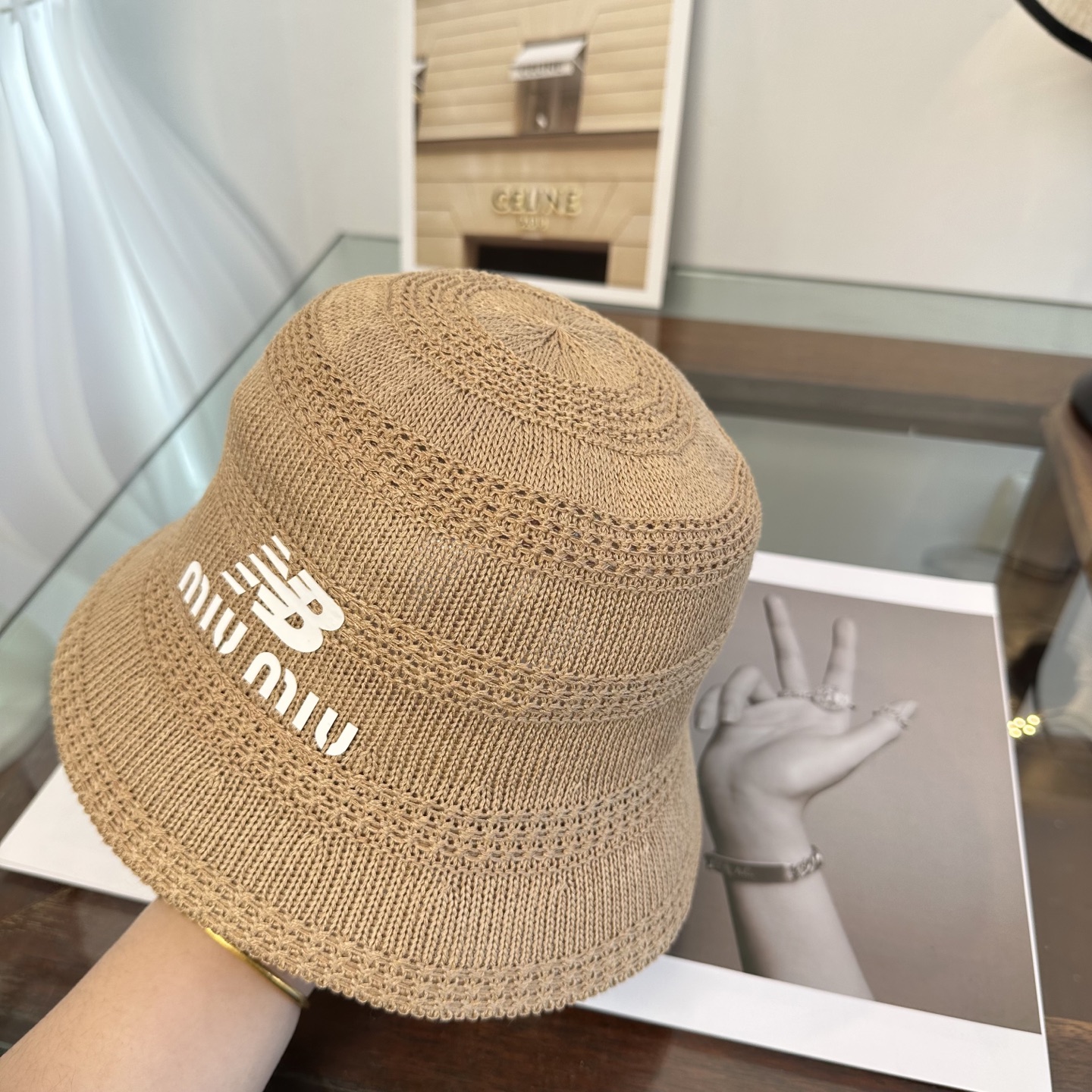 缪缪miumiu渔夫帽 让兼顾时尚和遮阳的简约桶帽出游拍照📷拗造型必备敲显脸小