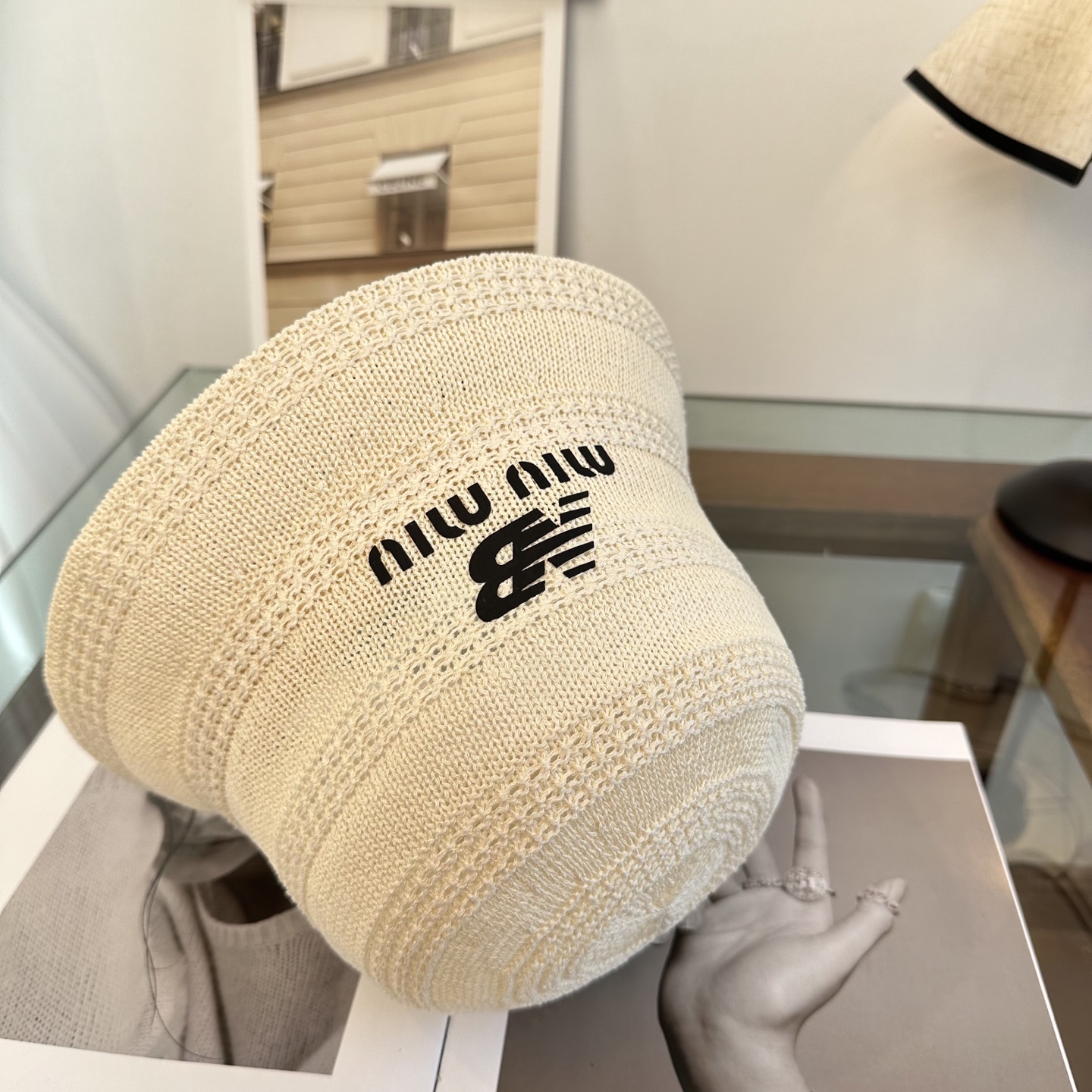 缪缪miumiu渔夫帽 让兼顾时尚和遮阳的简约桶帽出游拍照📷拗造型必备敲显脸小