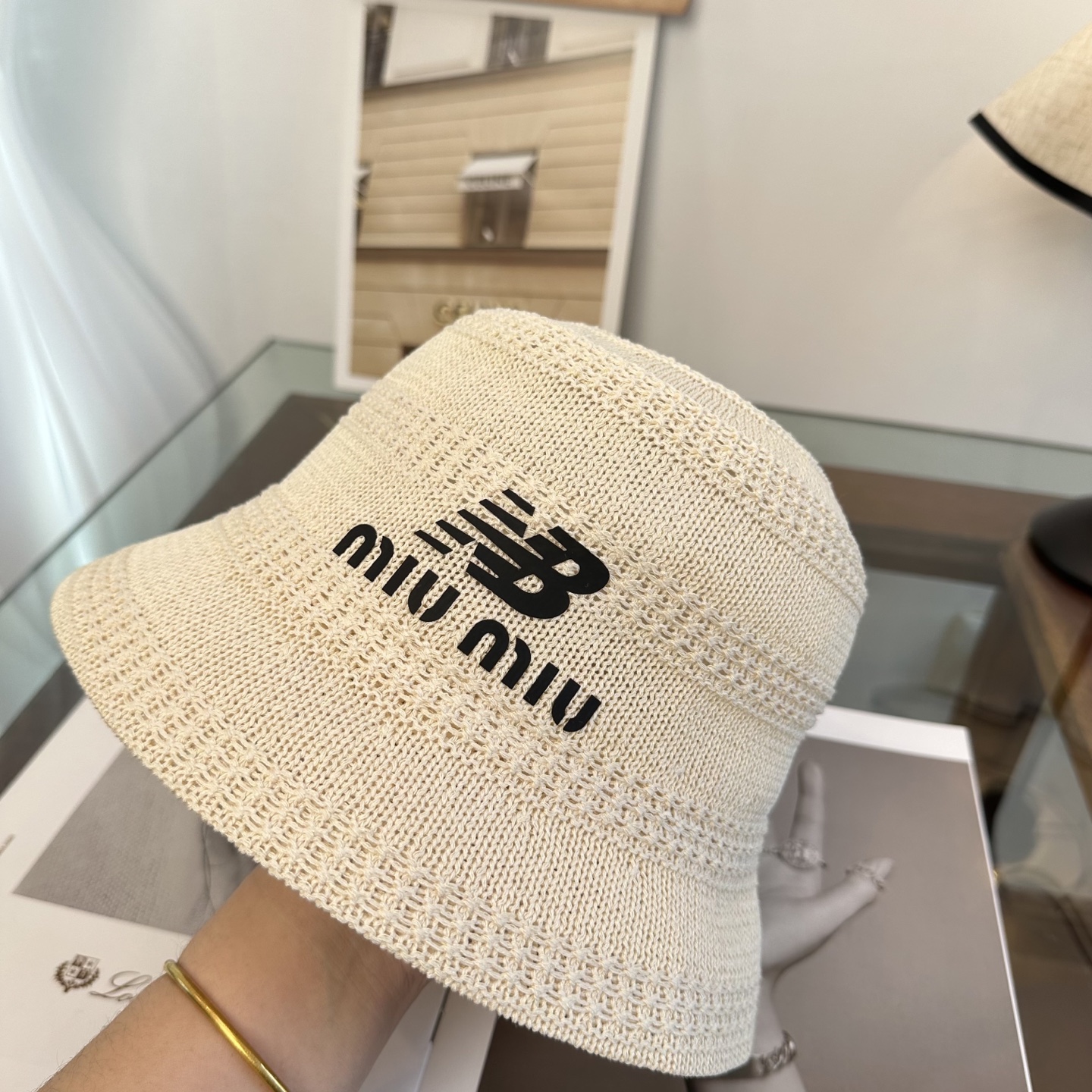 缪缪miumiu渔夫帽 让兼顾时尚和遮阳的简约桶帽出游拍照📷拗造型必备敲显脸小
