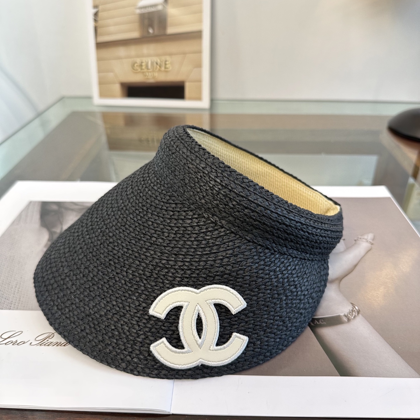 Chanel 香奶奶家，2026春夏新款细辩空顶帽，超甜超乖的小空顶🔝，细节和质感都拿捏得很完美！缤纷整