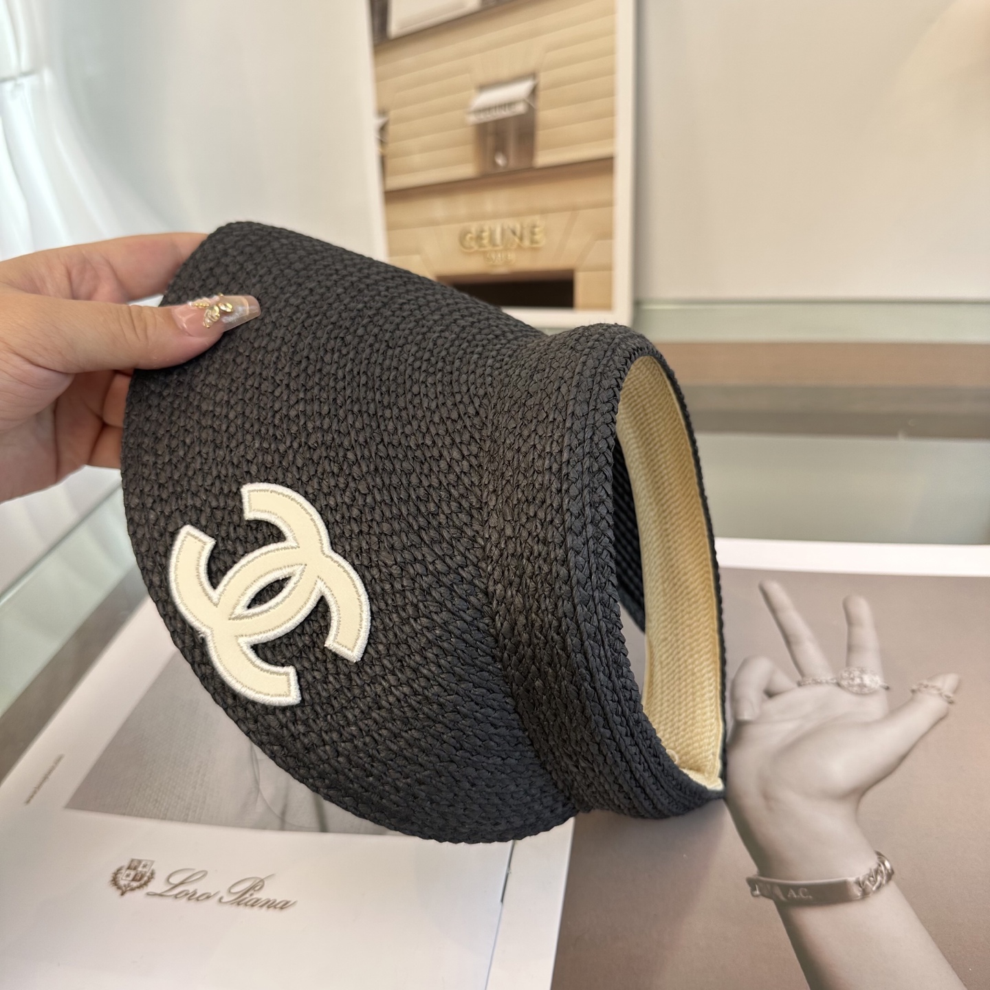 Chanel 香奶奶家，2026春夏新款细辩空顶帽，超甜超乖的小空顶🔝，细节和质感都拿捏得很完美！缤纷整