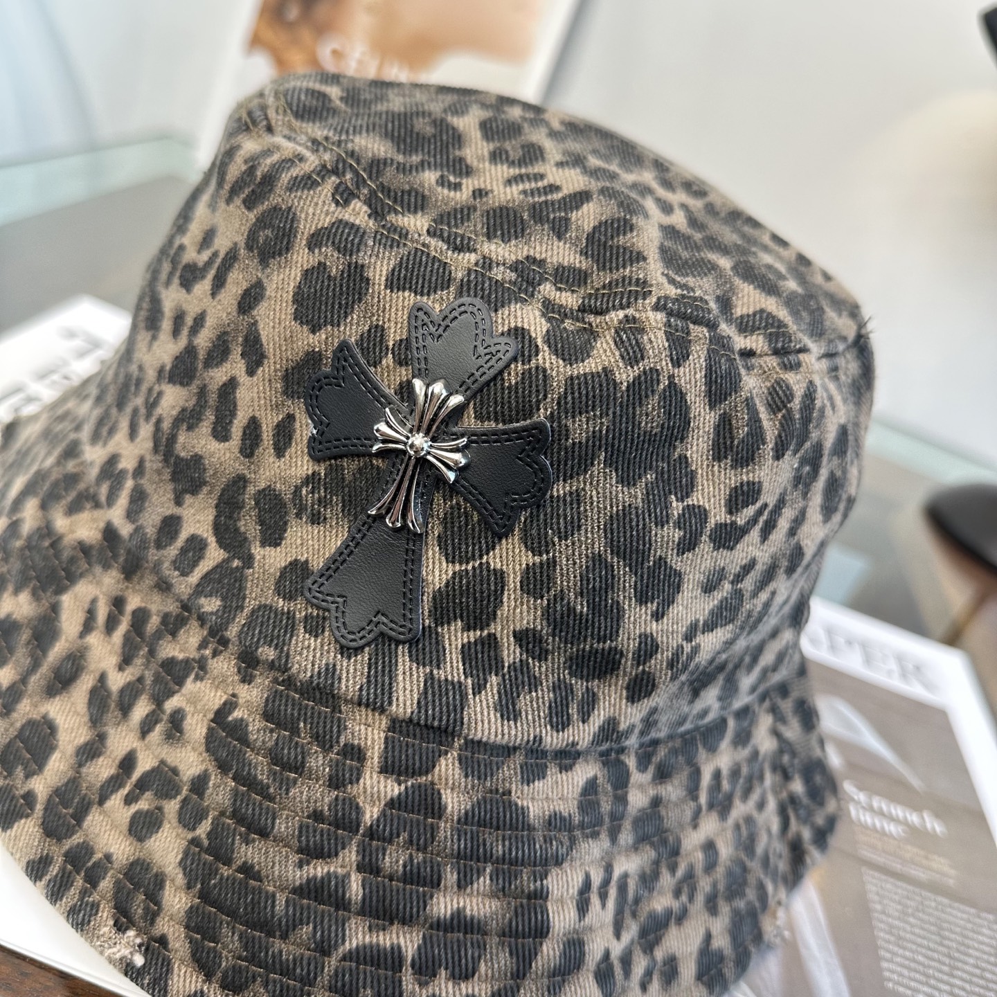 Chrome Hearts 克罗心豹纹 拼皮十字架 渔夫帽，男女同款。