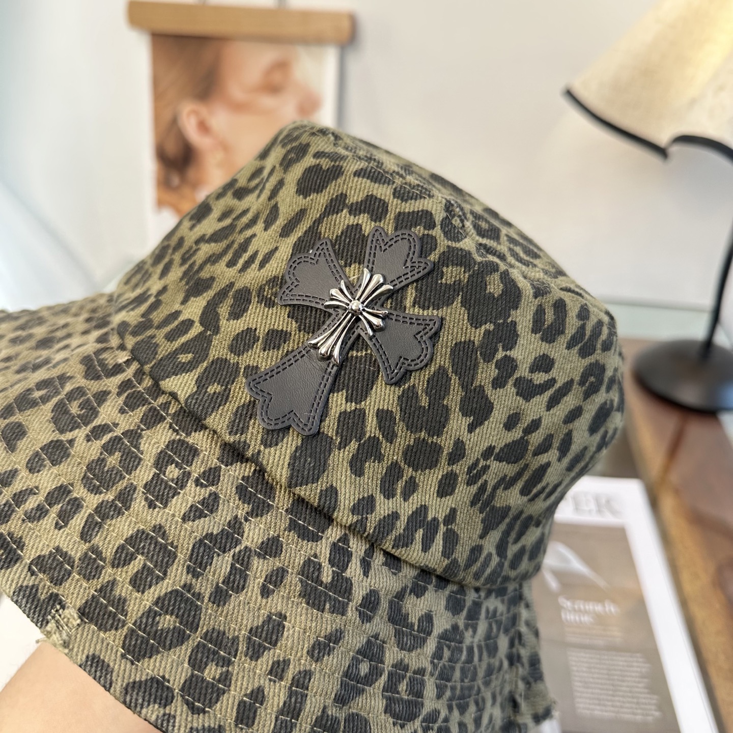 Chrome Hearts 克罗心豹纹 拼皮十字架 渔夫帽，男女同款。