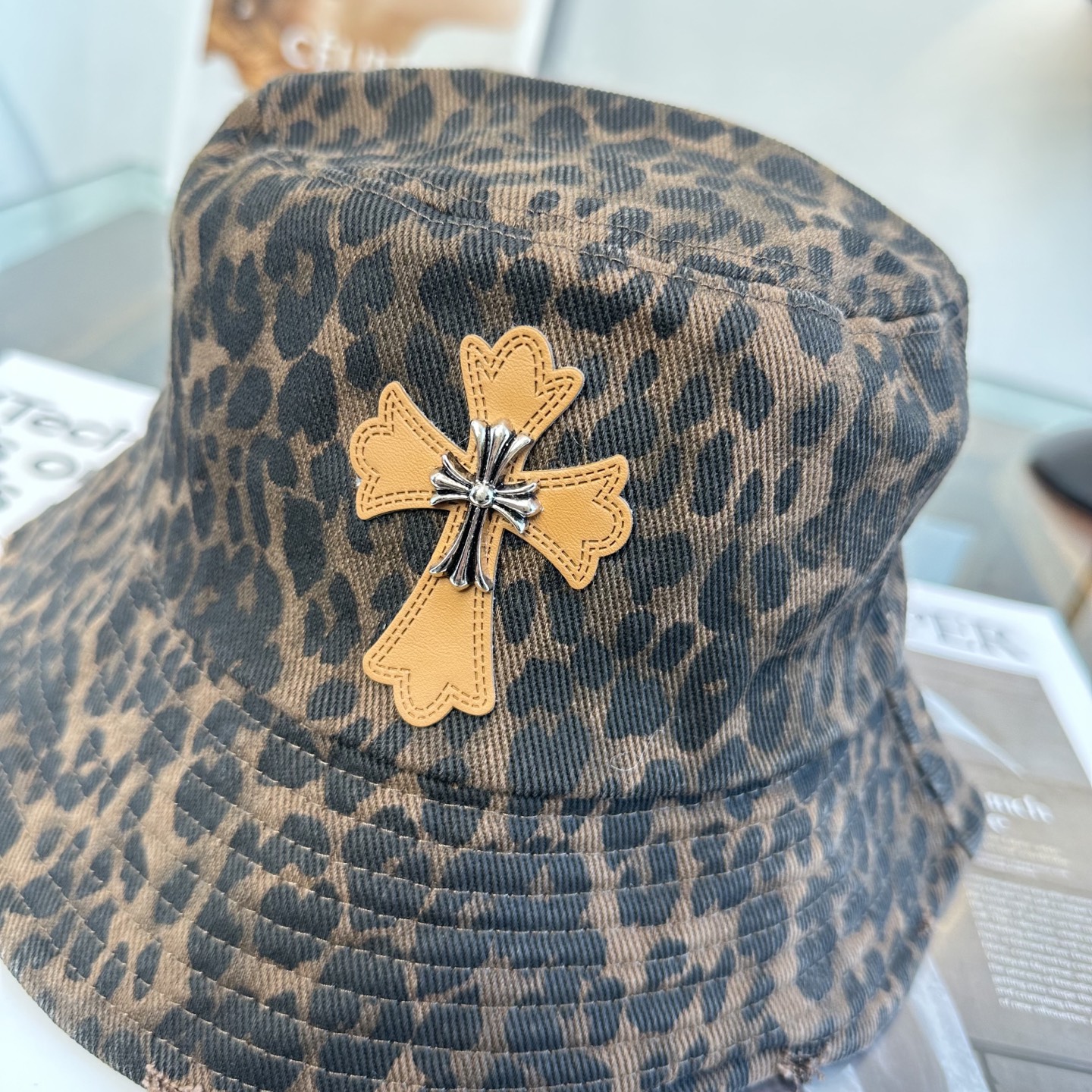 Chrome Hearts 克罗心豹纹 拼皮十字架 渔夫帽，男女同款。