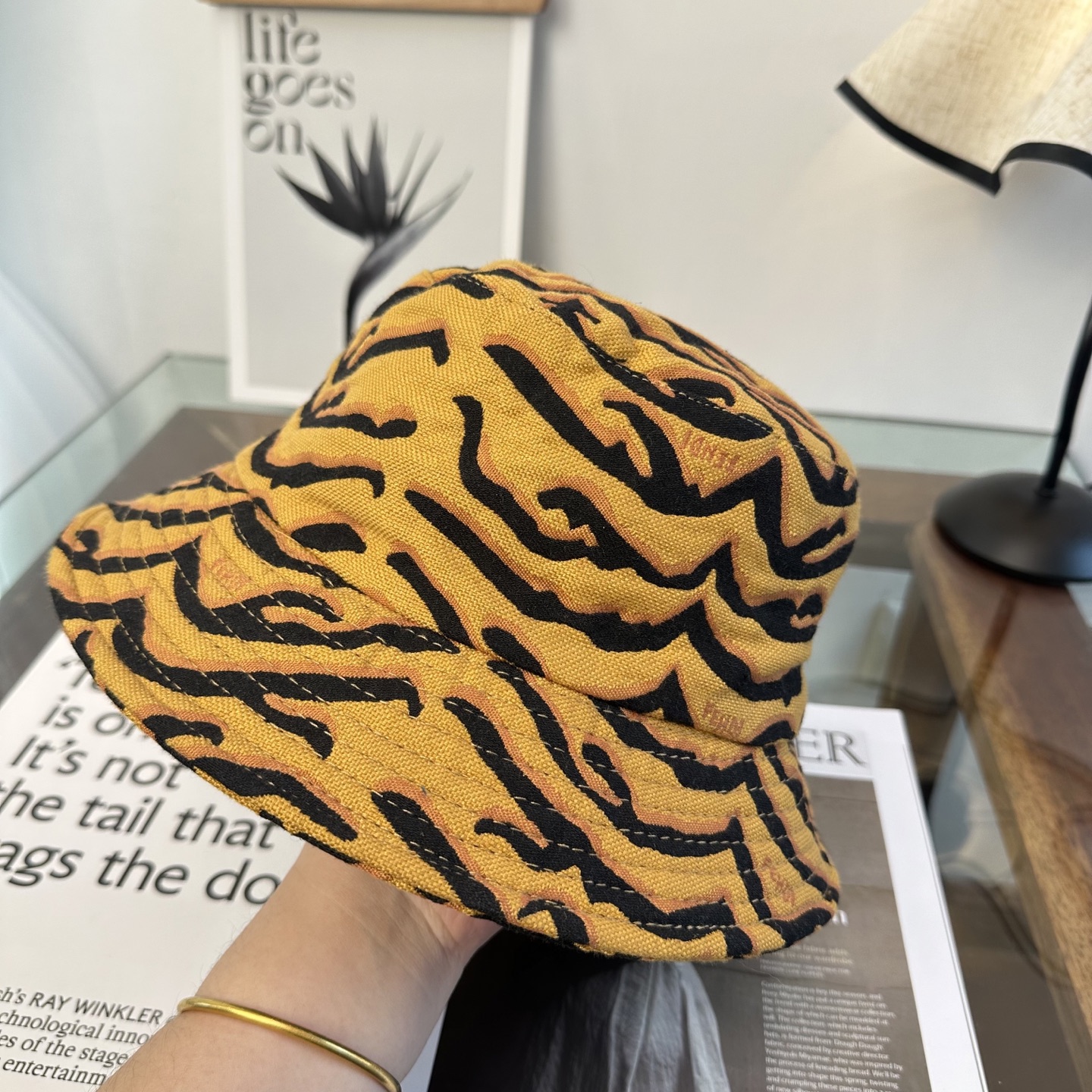 Fendi FEND芬迪 渔夫帽 款 轻盈透气。完美版型，对格精准无误， 品质，独家 摄，男女适用