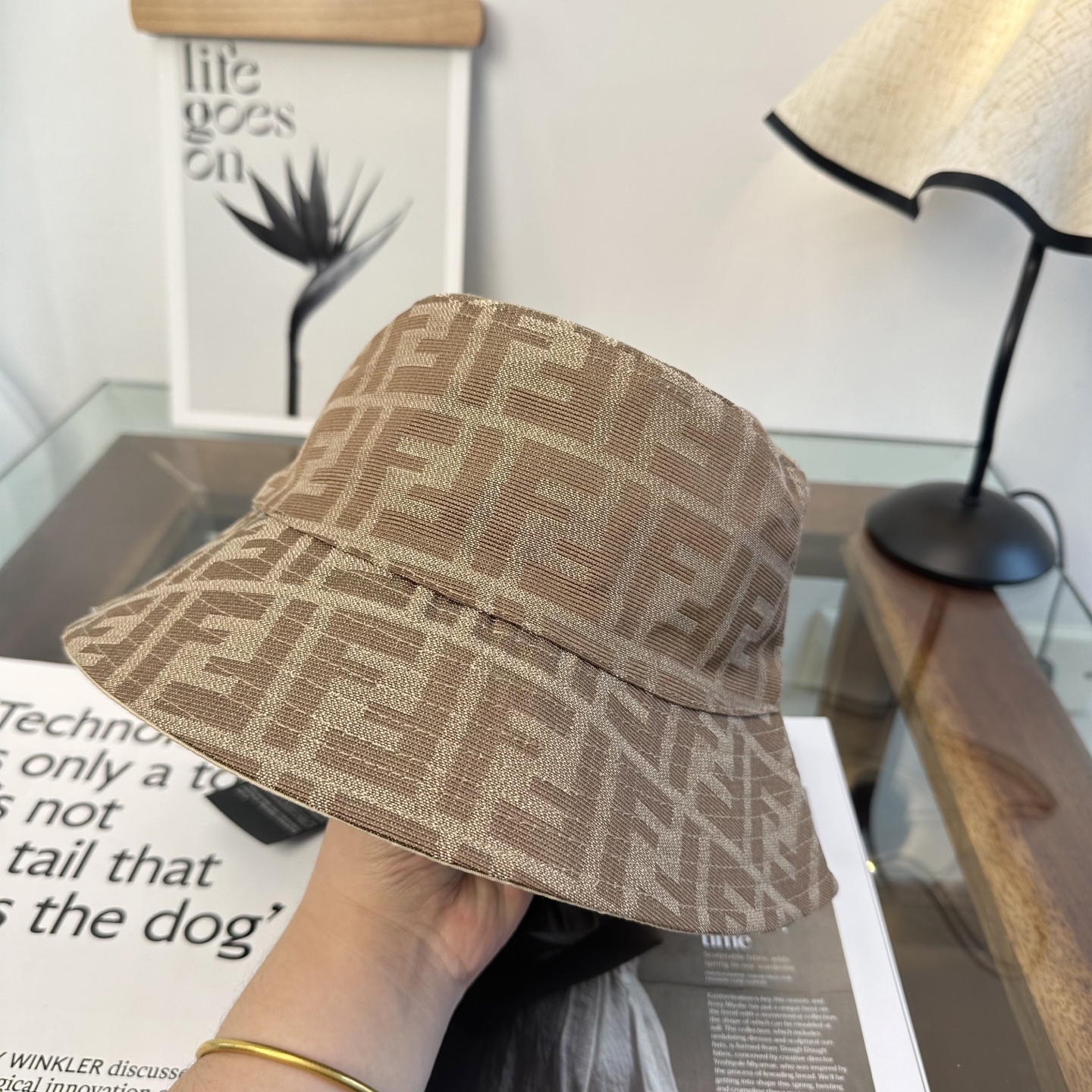 Fendi FEND芬迪 渔夫帽 款 轻盈透气。完美版型，对格精准无误， 品质，独家 摄，男女适用