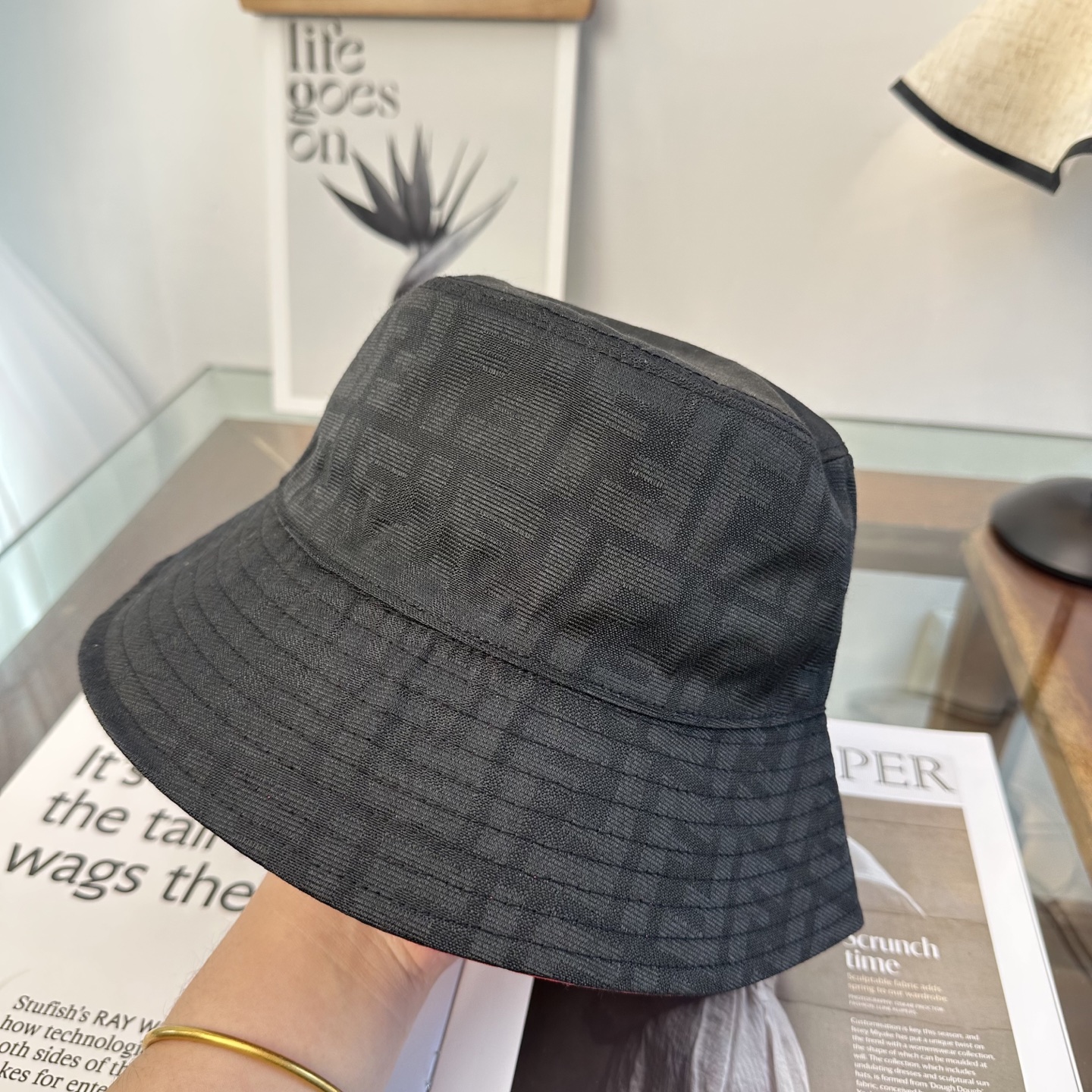 Fendi FEND芬迪 渔夫帽 款 轻盈透气。完美版型，对格精准无误， 品质，独家 摄，男女适用