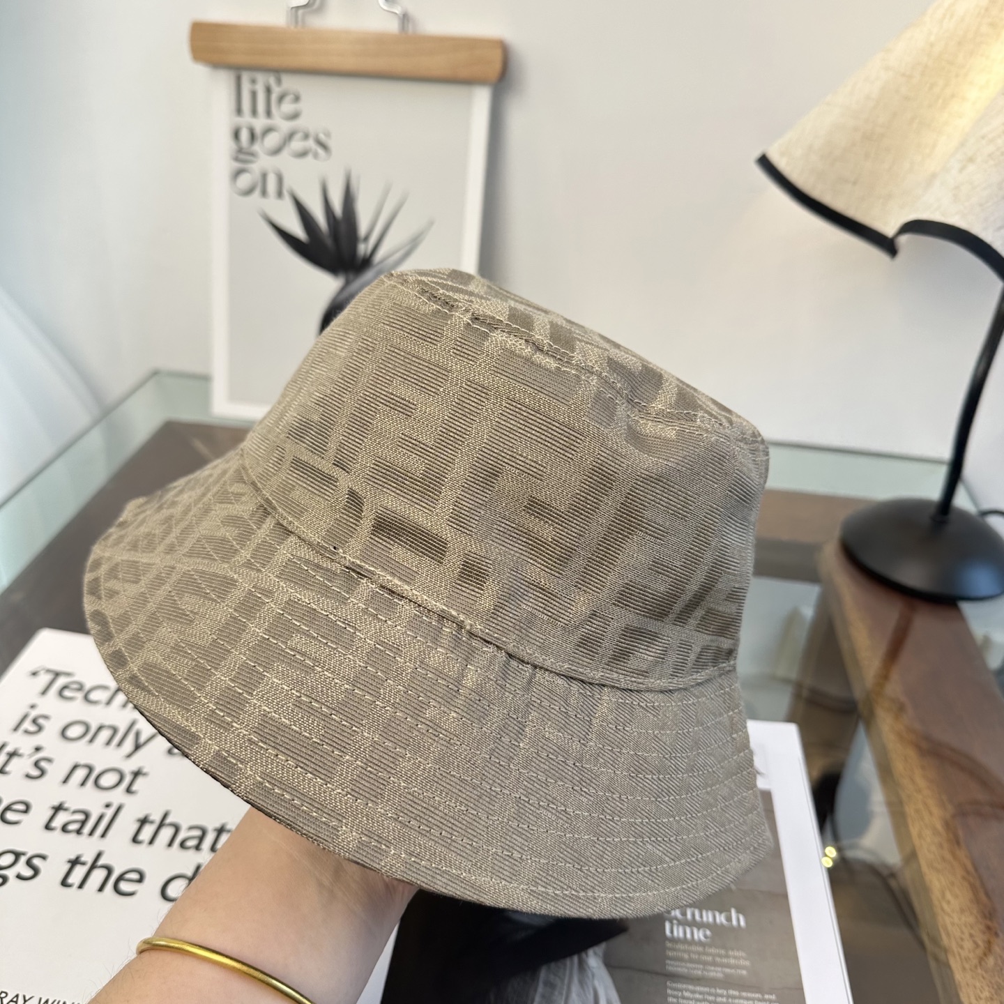 Fendi FEND芬迪 渔夫帽 款 轻盈透气。完美版型，对格精准无误， 品质，独家 摄，男女适用