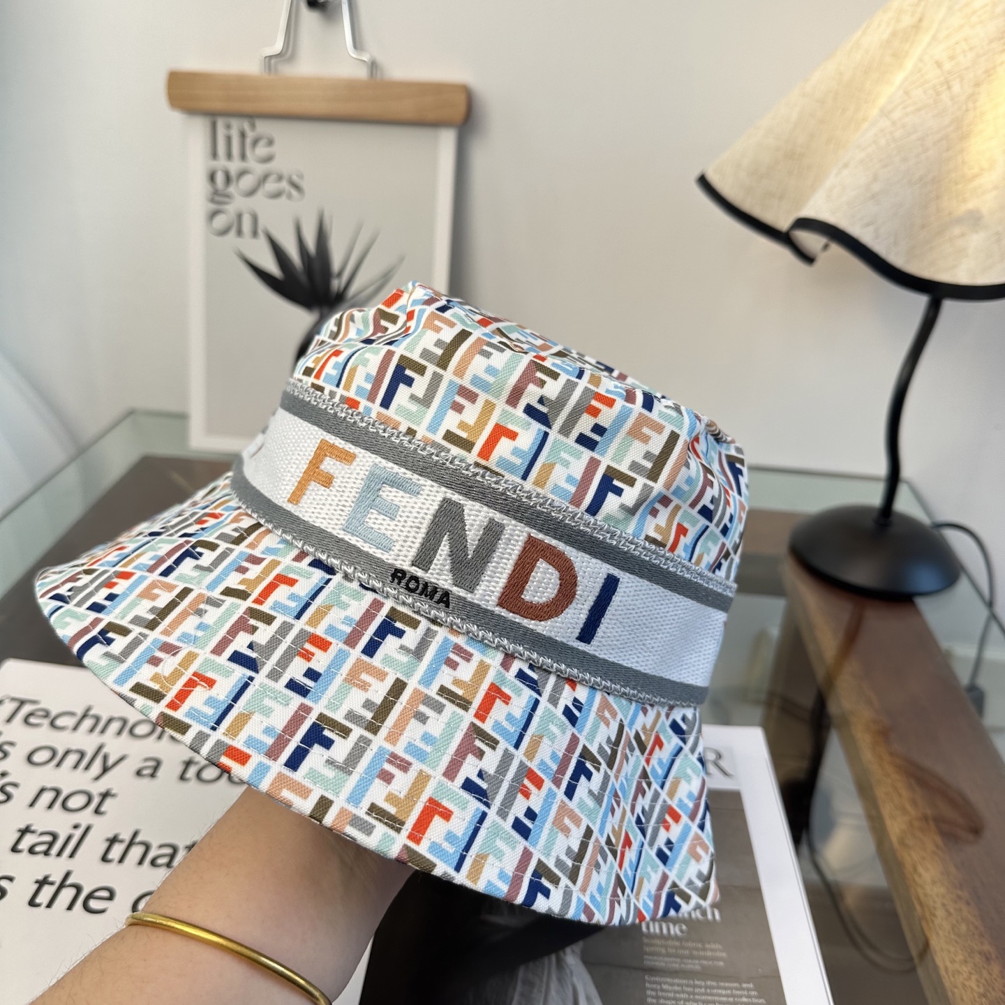 FEND芬迪 原单渔夫帽 专柜热卖款 轻盈透气。完美版型，对格精准无误，原厂品质，独家实物拍摄，男女适用