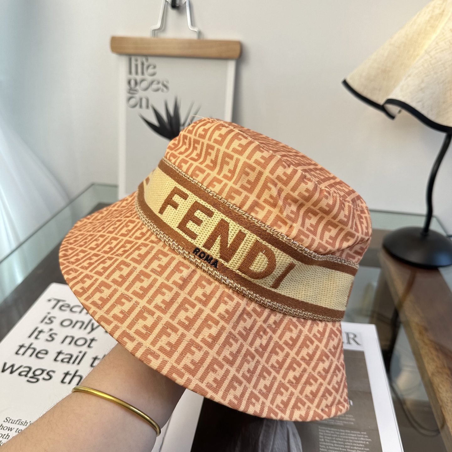 FEND芬迪 原单渔夫帽 专柜热卖款 轻盈透气。完美版型，对格精准无误，原厂品质，独家实物拍摄，男女适用