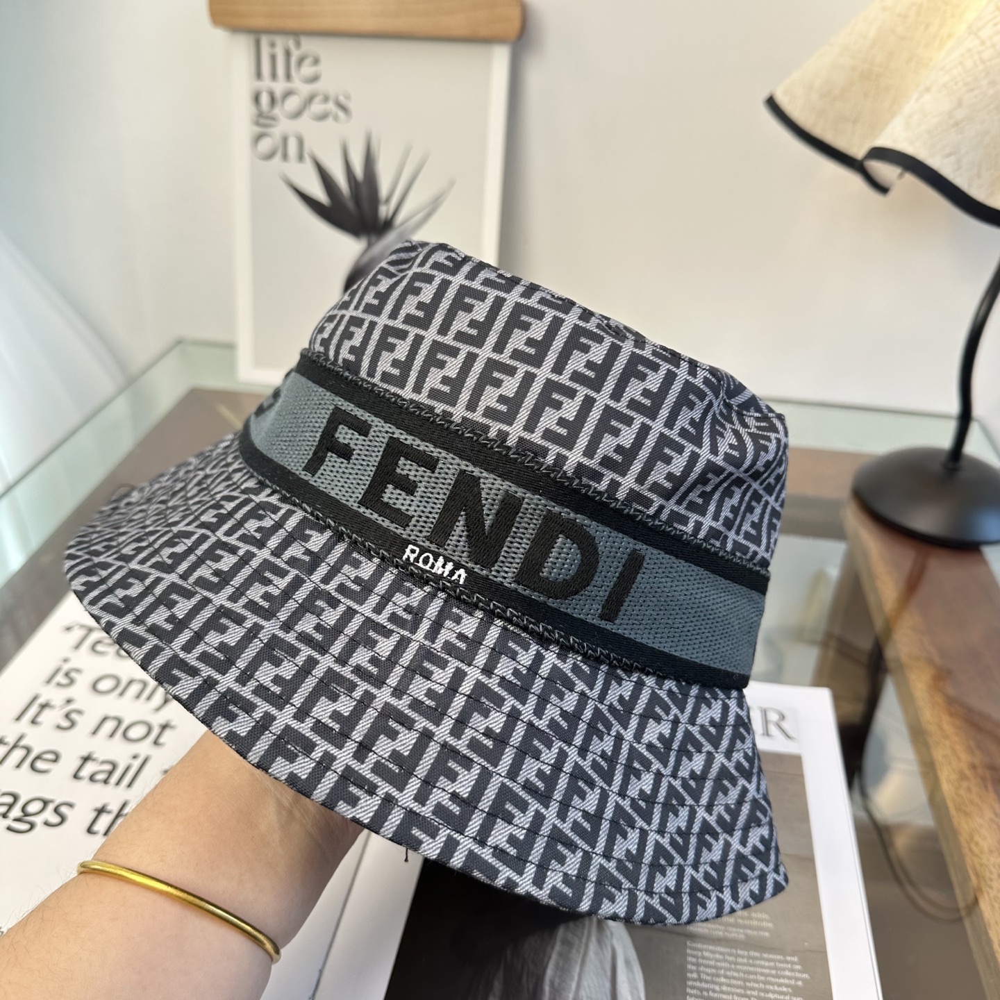 FEND芬迪 原单渔夫帽 专柜热卖款 轻盈透气。完美版型，对格精准无误，原厂品质，独家实物拍摄，男女适用