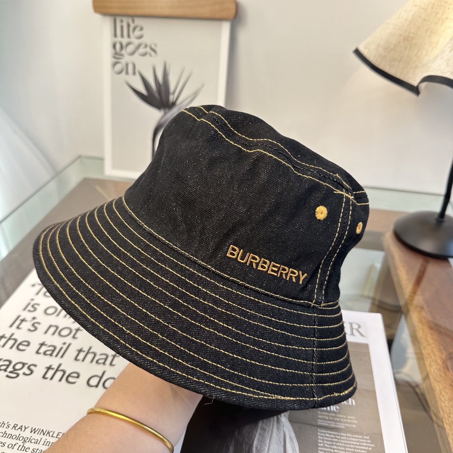 Burberry Burberry（巴宝莉） 渔夫帽 款 轻盈透气。完美版型，对格精准无误， 品质，独家 摄，男女适用