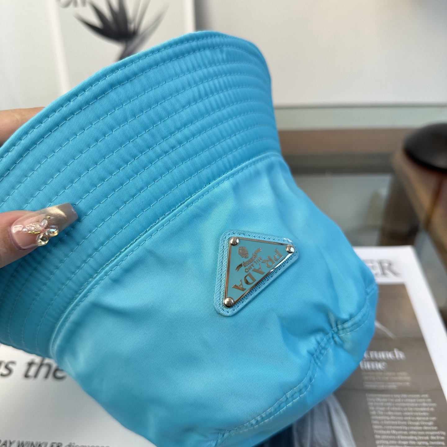 普拉达 Prada 经典三角标渔夫帽，显脸小 大牌款超好搭配，赶紧入手！